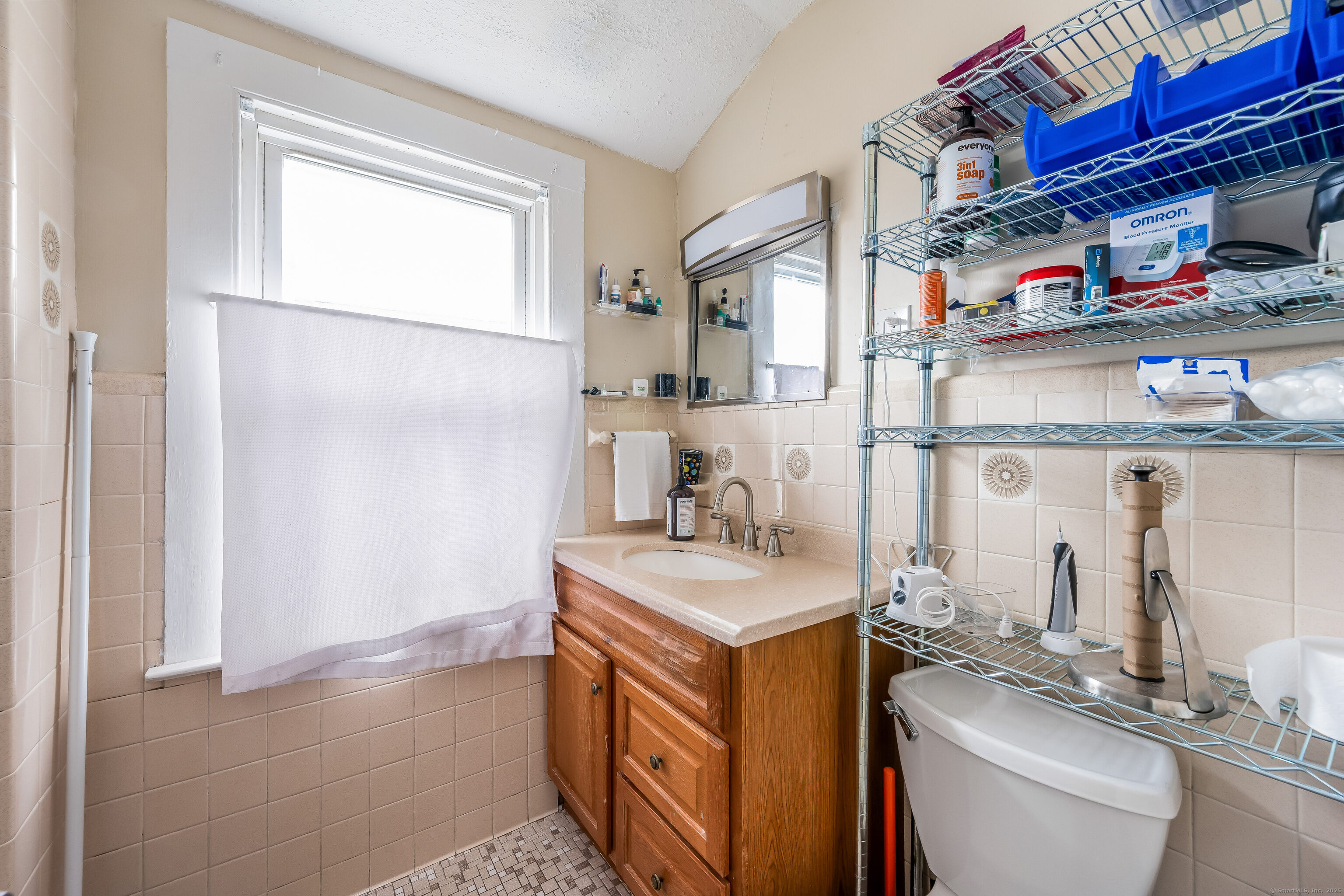 New Haven, Connecticut 06512, United States, 5 Bedrooms Bedrooms, ,3 BathroomsBathrooms,Residential,Pending,115338