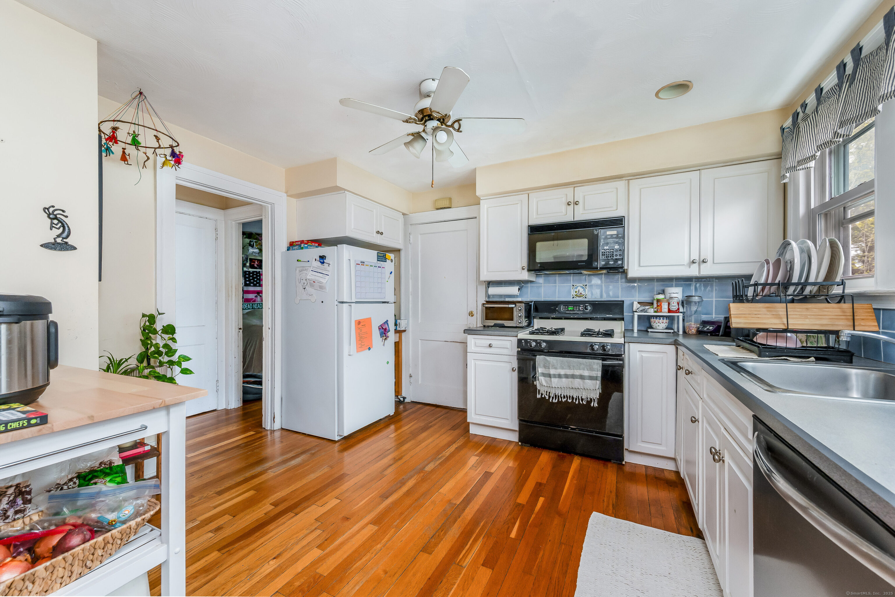 New Haven, Connecticut 06512, United States, 5 Bedrooms Bedrooms, ,3 BathroomsBathrooms,Residential,Pending,115338