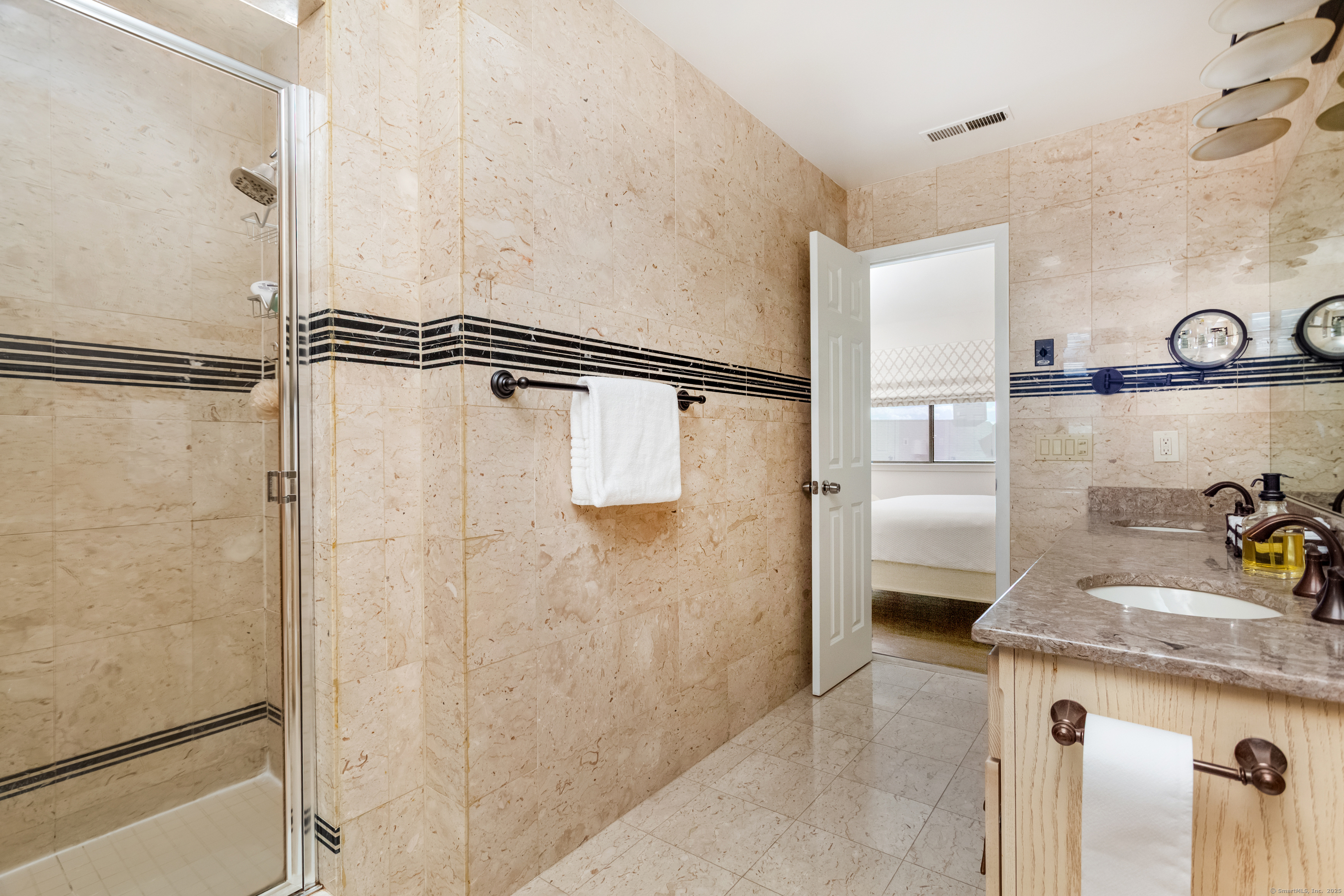 Stamford, Connecticut 06905, United States, 2 Bedrooms Bedrooms, ,3 BathroomsBathrooms,Residential,Active,201493