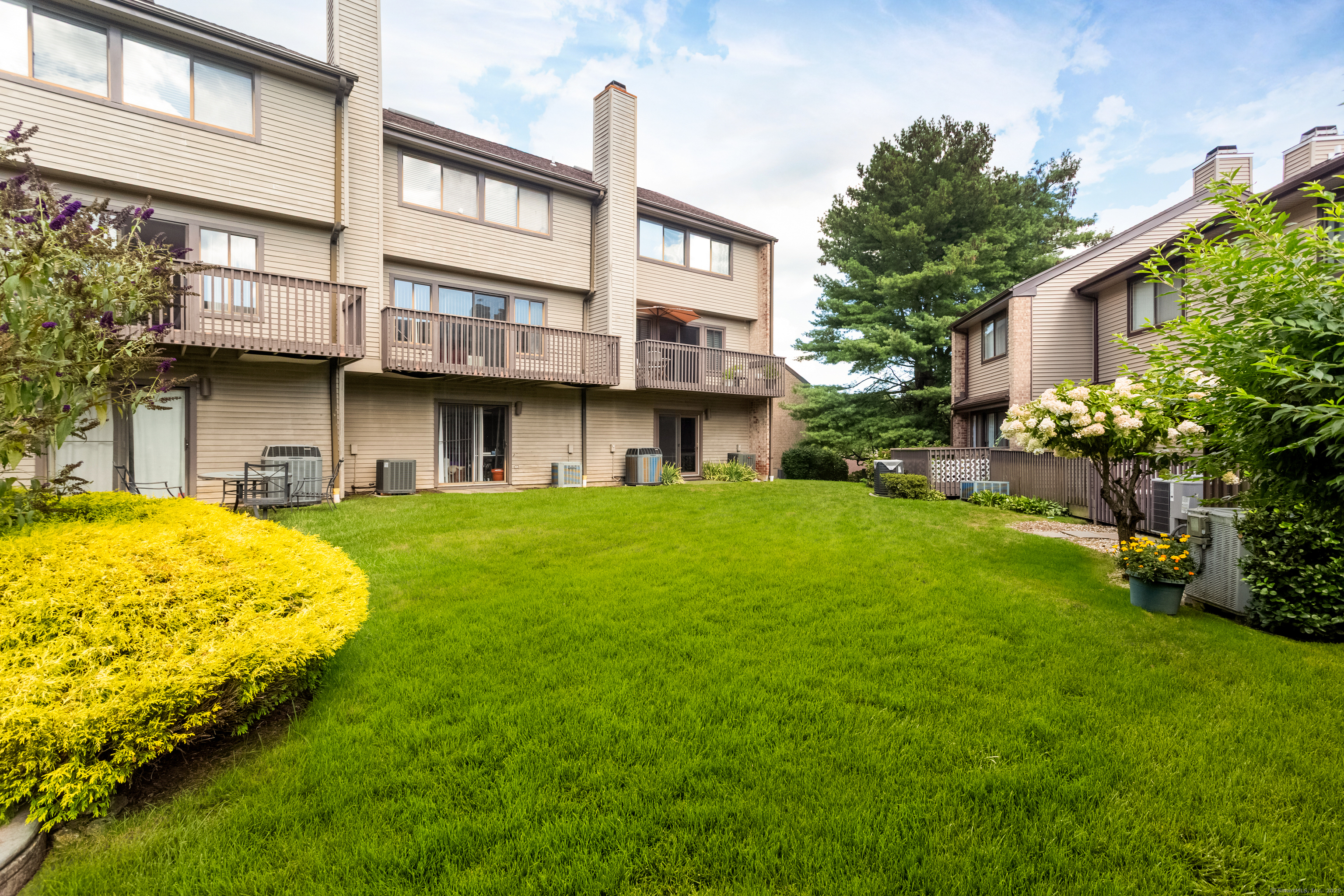 Stamford, Connecticut 06905, United States, 2 Bedrooms Bedrooms, ,3 BathroomsBathrooms,Residential,Active,201493