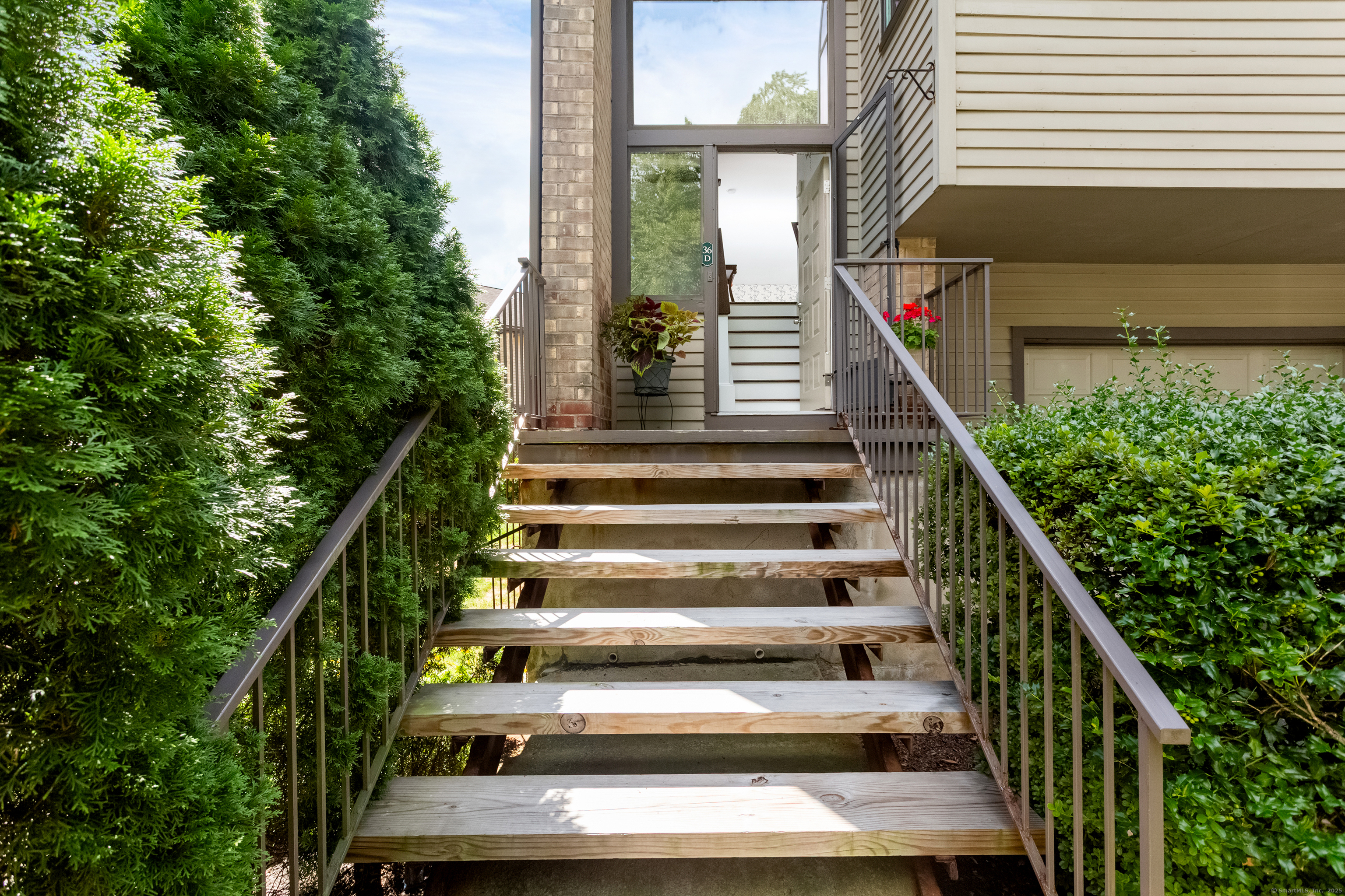 Stamford, Connecticut 06905, United States, 2 Bedrooms Bedrooms, ,3 BathroomsBathrooms,Residential,Active,201493