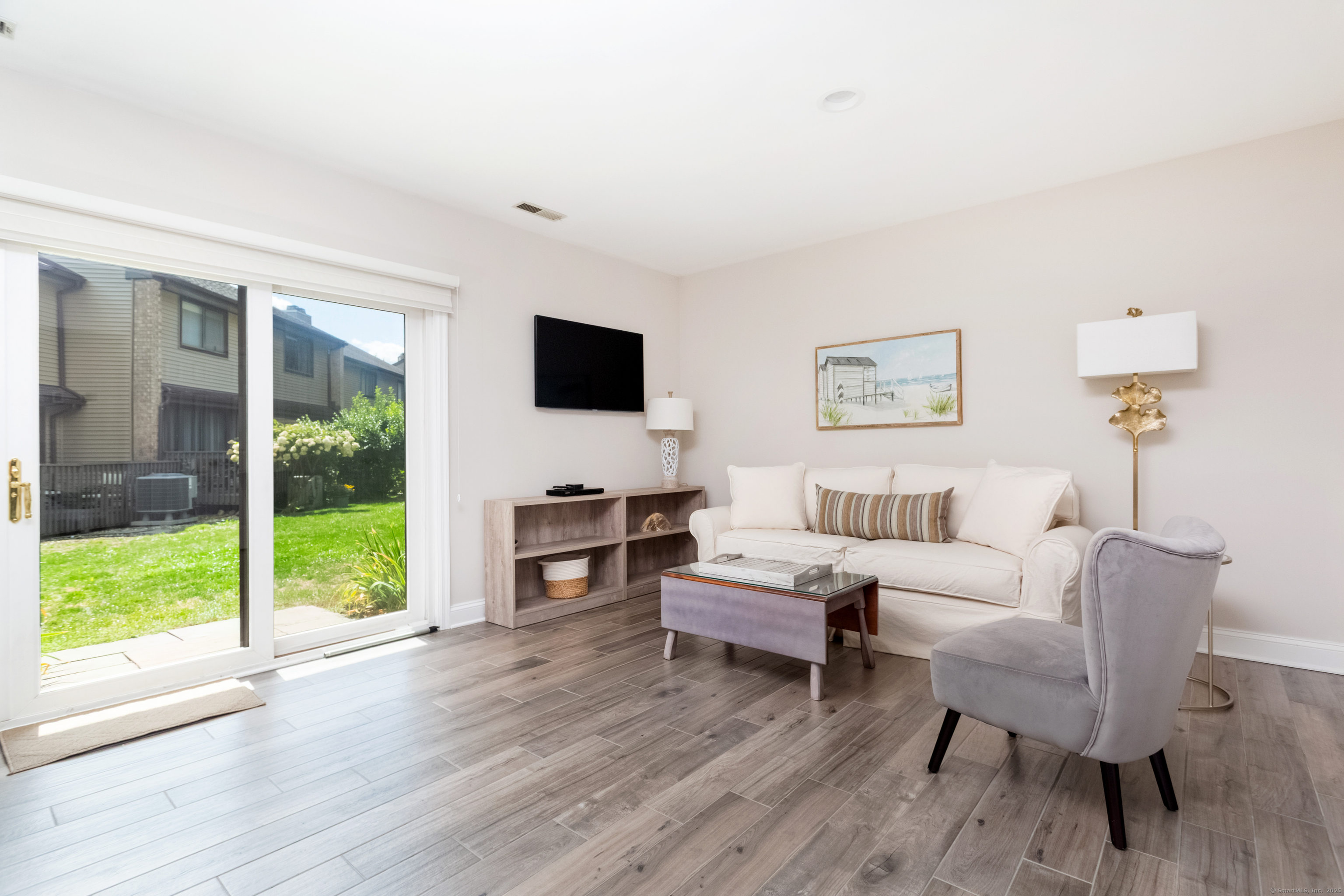 Stamford, Connecticut 06905, United States, 2 Bedrooms Bedrooms, ,3 BathroomsBathrooms,Residential,Active,201493