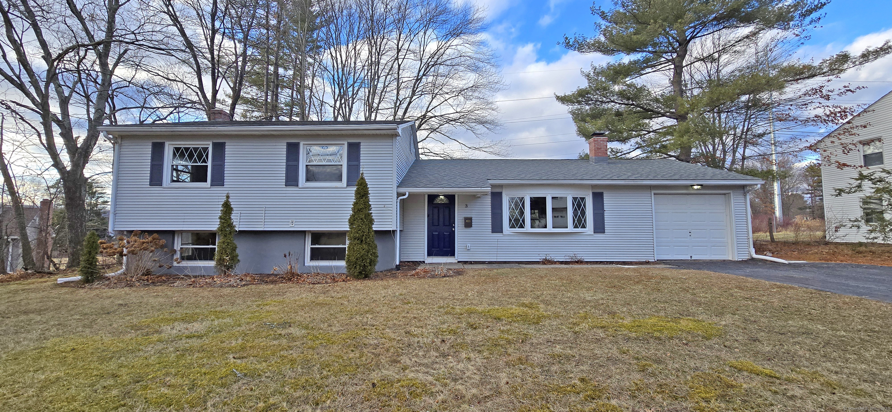 Craigmore Road, Bloomfield, Connecticut - 3 Bedrooms  
3 Bathrooms  
7 Rooms - 