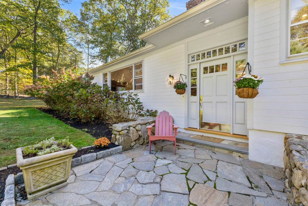 Photo of 24 Tupelo Road, Westport, CT 06880 (MLS # 24129904)