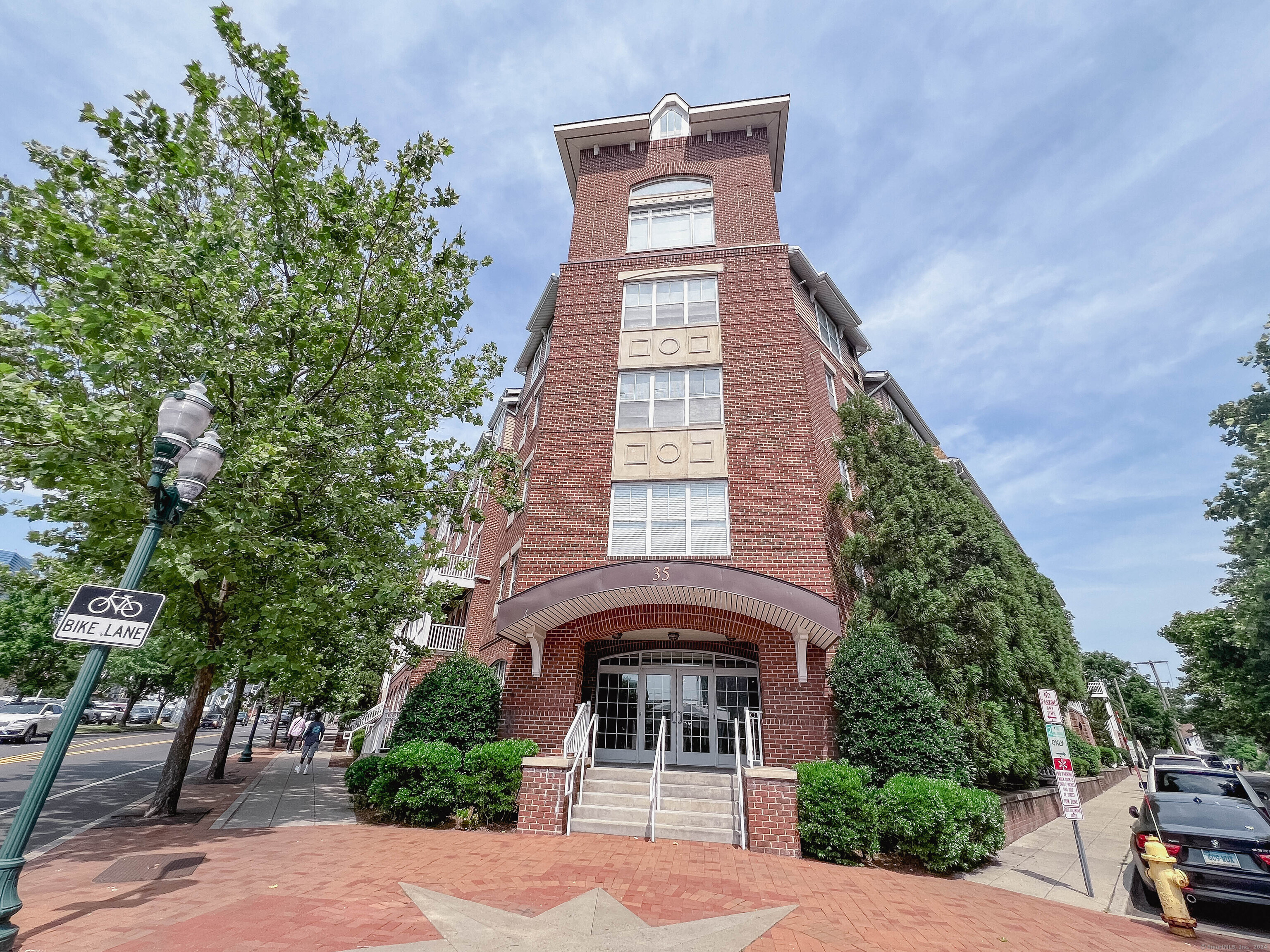 Rental Property at W Broad Street 215, Stamford, Connecticut - Bedrooms: 2 
Bathrooms: 2 
Rooms: 4  - $3,300 MO.