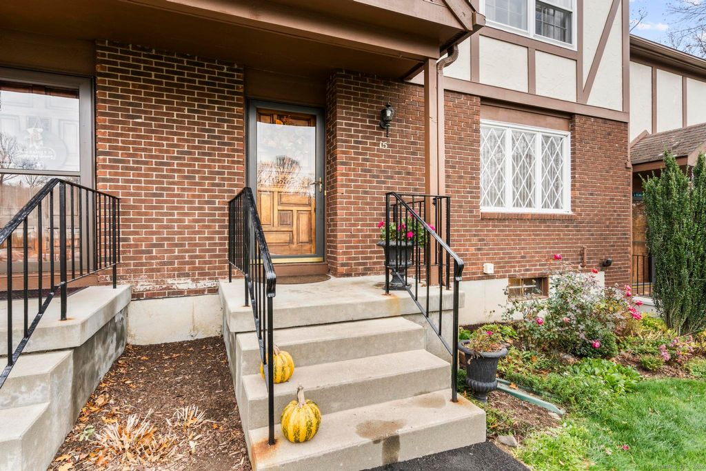 Photo of 15 Derbyshire #15, Derby, CT 06418 (MLS # 24137856)