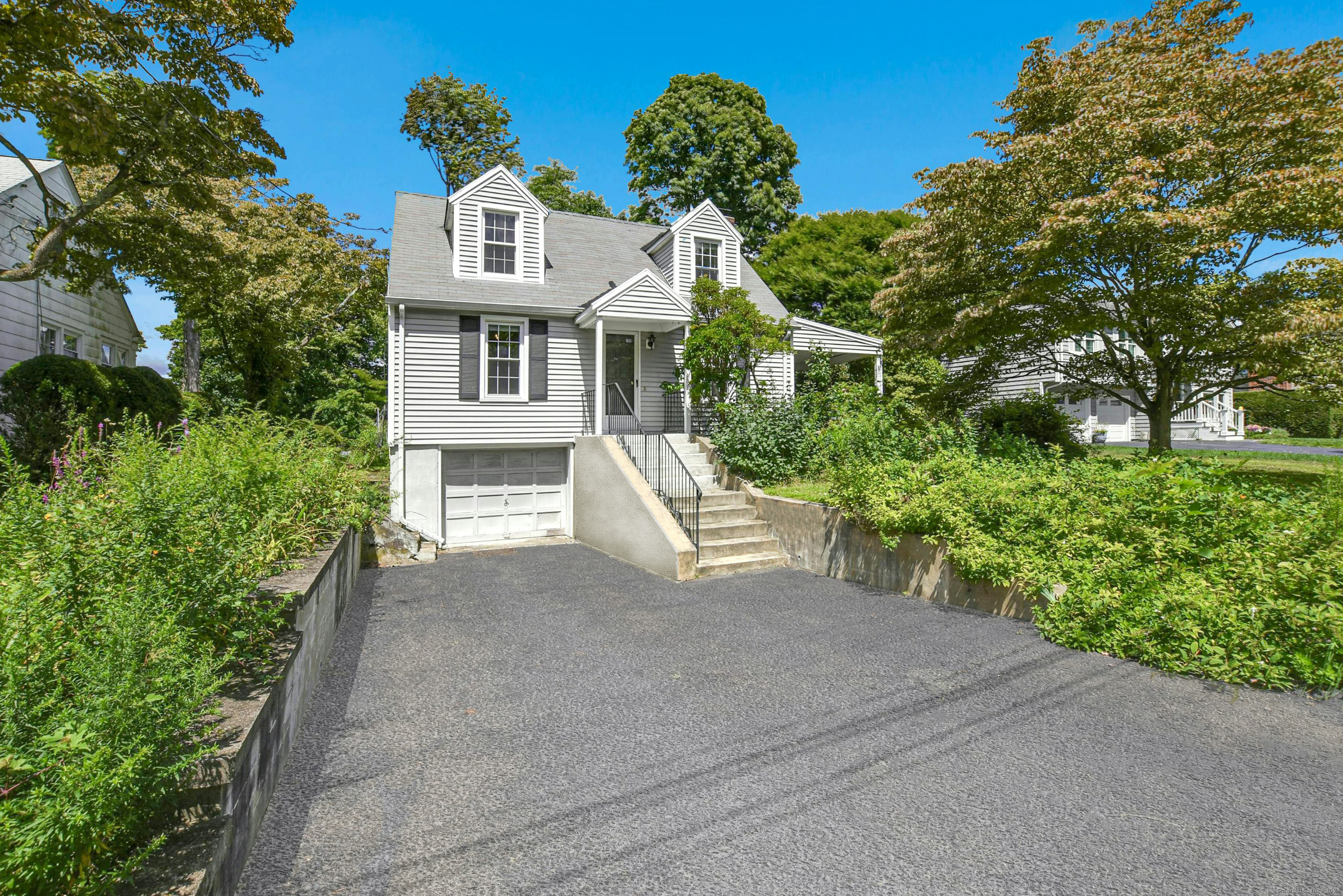 59 Sasco Hill Terrace, Fairfield, Connecticut - 3 Bedrooms  
1.5 Bathrooms  
6 Rooms - 