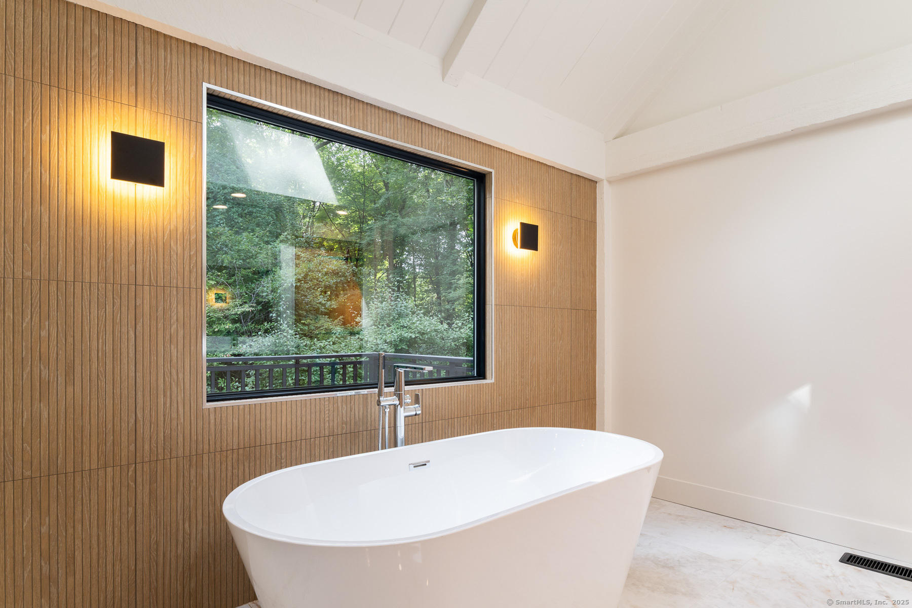 Greenwich, Connecticut 06830, United States, 3 Bedrooms Bedrooms, ,4 BathroomsBathrooms,Residential,Active,203813