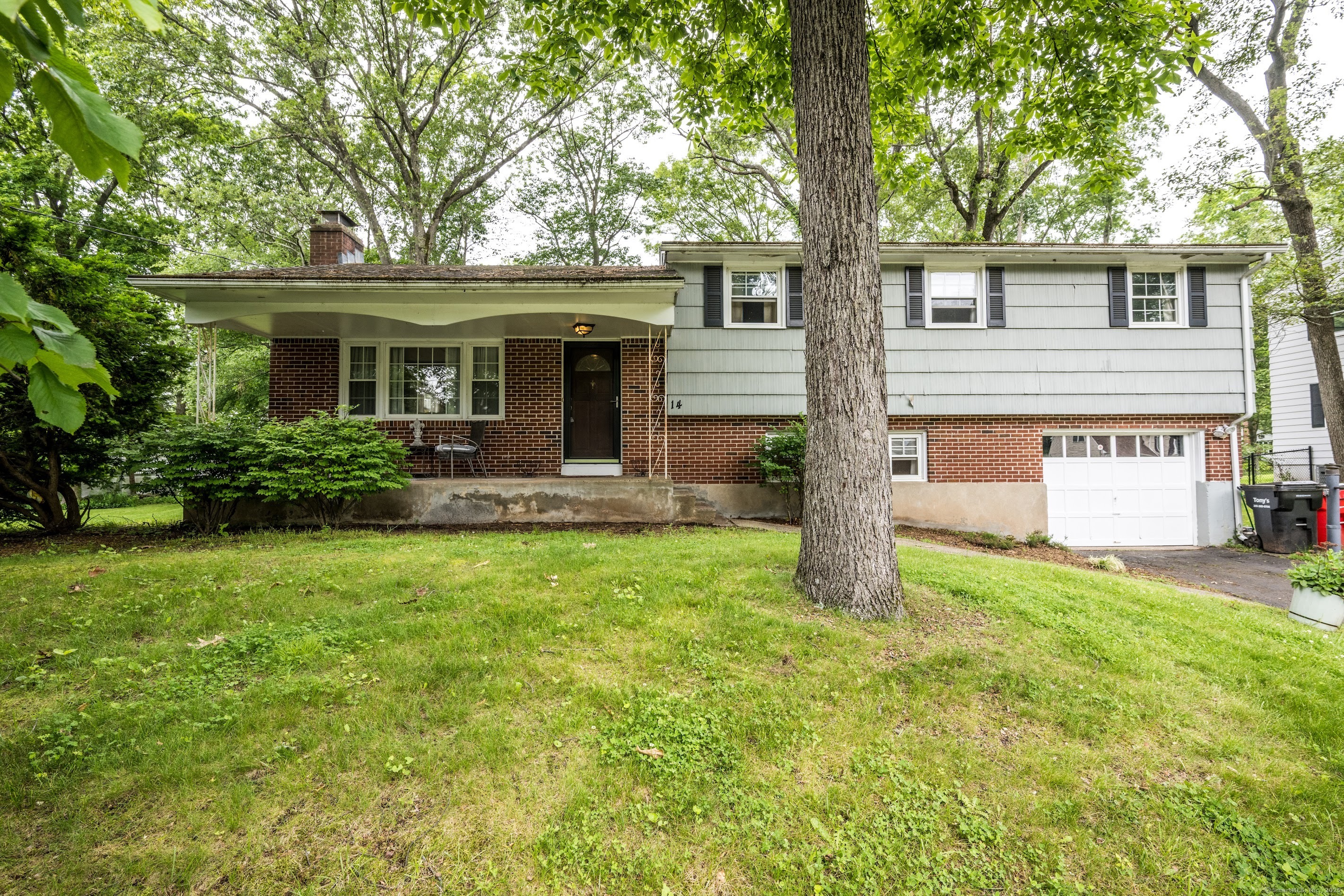 Butternut Drive, Meriden, Connecticut - 4 Bedrooms  
3 Bathrooms  
8 Rooms - 