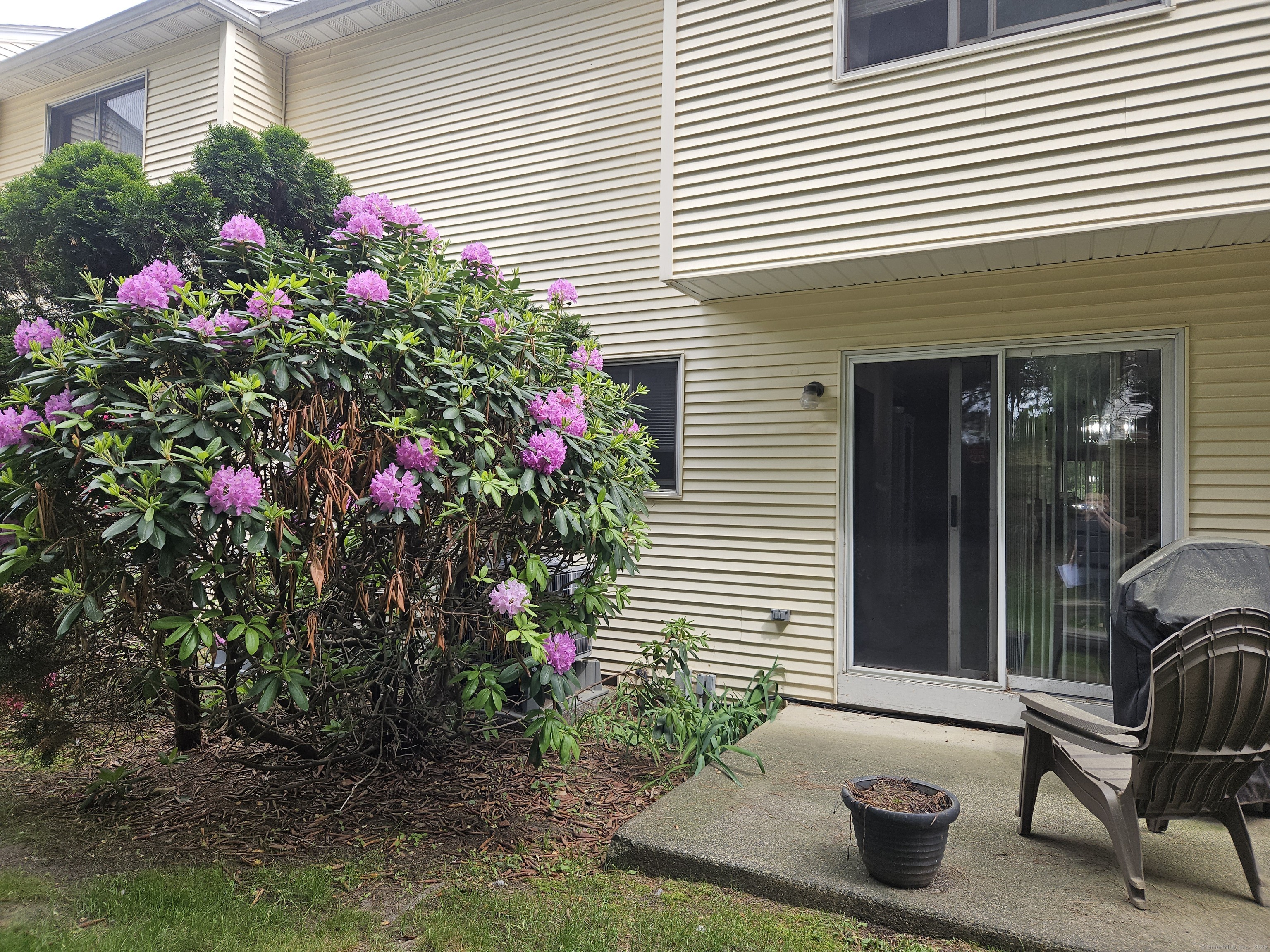 Rental Property at Emmett Street 82, Bristol, Connecticut - Bedrooms: 2 
Bathrooms: 2 
Rooms: 4  - $2,200 MO.