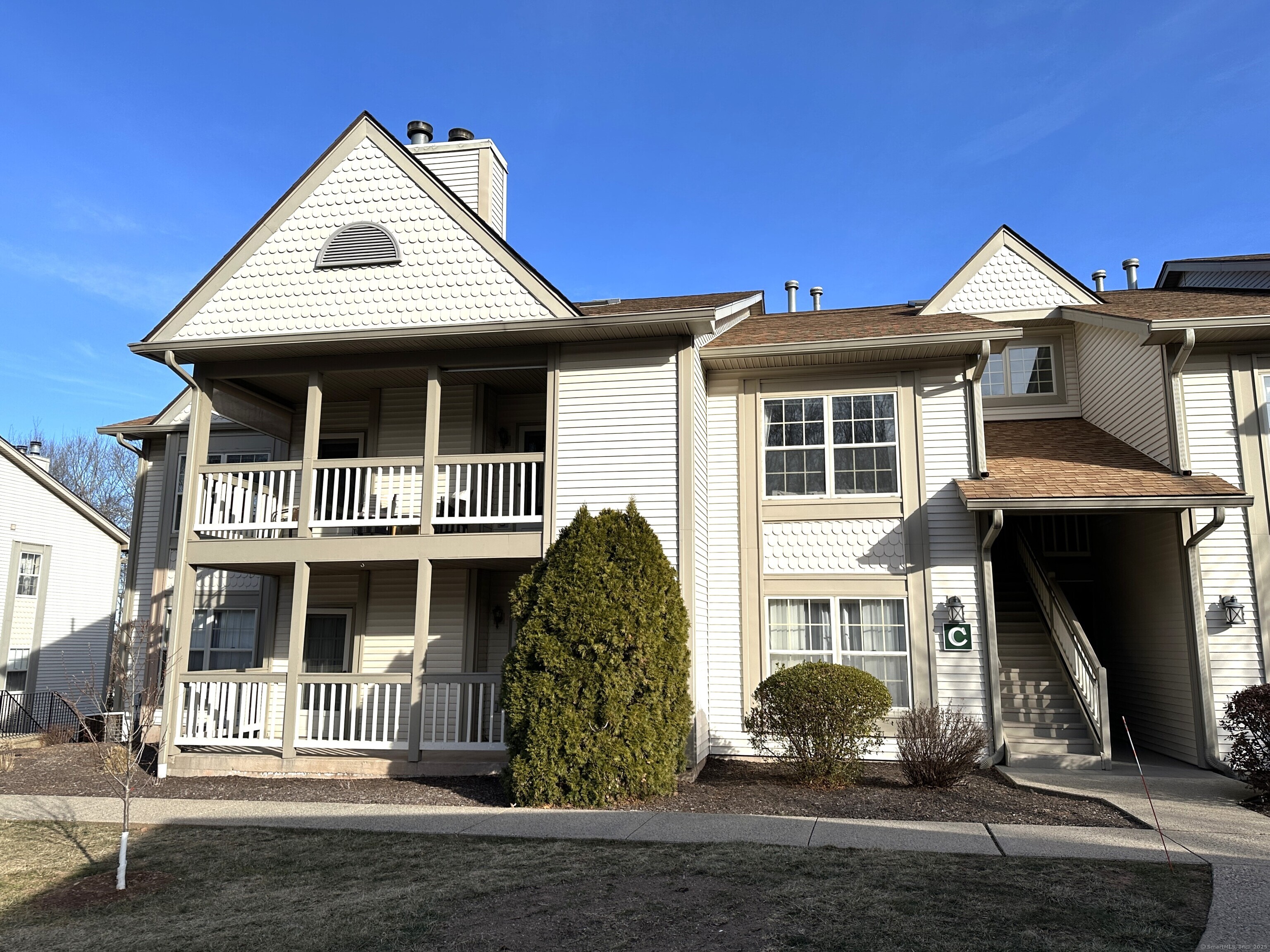 Langdon Court Apt C201, Berlin, Connecticut - 2 Bedrooms  
2 Bathrooms  
4 Rooms - 