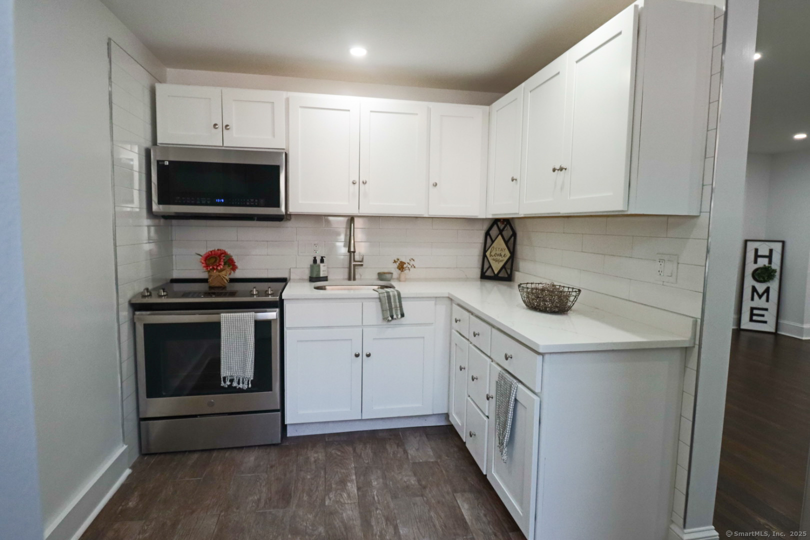 Rental Property at Garfield Avenue 3, New London, Connecticut - Bedrooms: 2 
Bathrooms: 1 
Rooms: 5  - $1,695 MO.