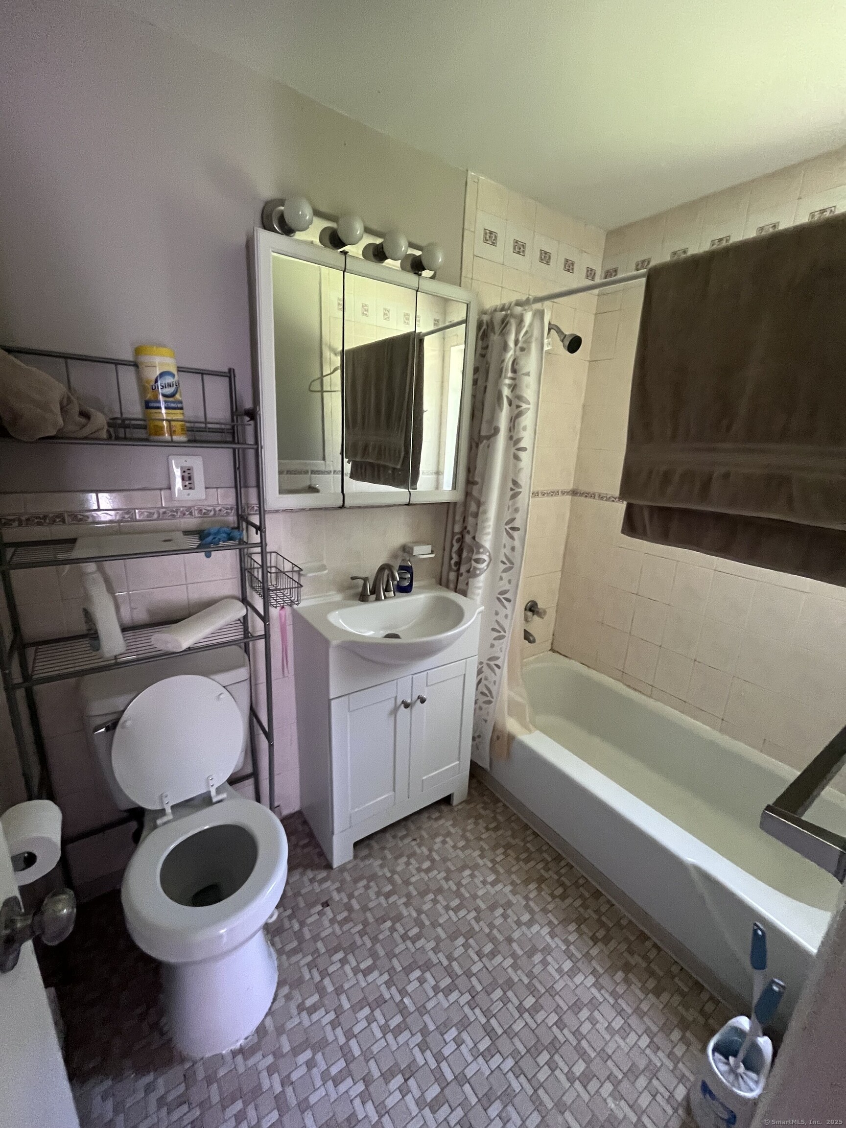 Farmington, Connecticut 06085, United States, 2 Bedrooms Bedrooms, ,1 BathroomBathrooms,Residential,Active,173083