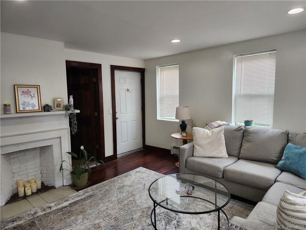 2 Lyons Road 4