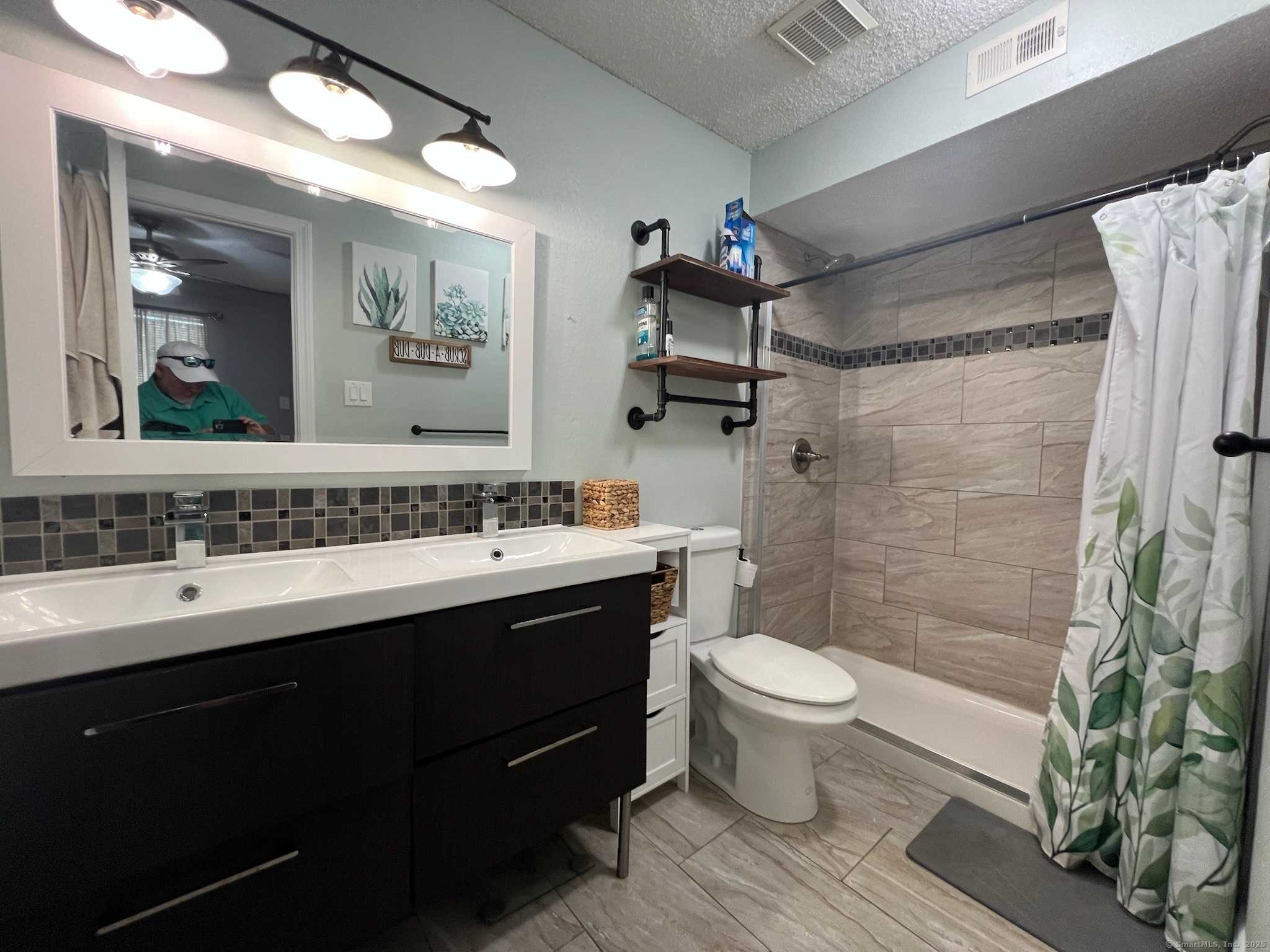 Middletown, Connecticut 06457, United States, 2 Bedrooms Bedrooms, ,2 BathroomsBathrooms,Residential,Active,159508