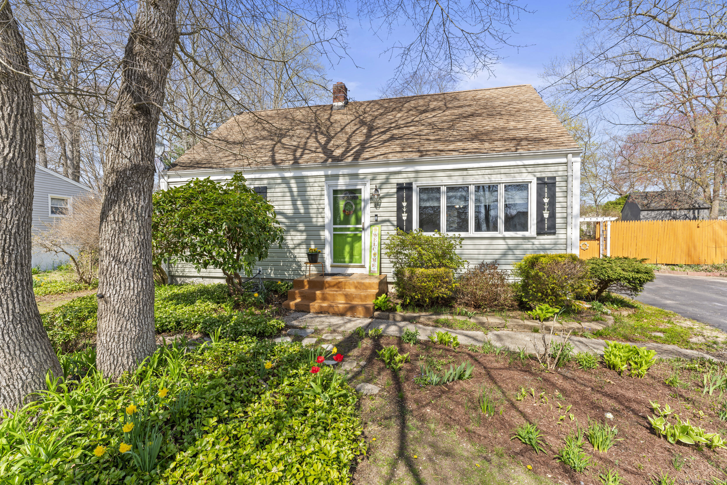 Oak Hill Road, Montville, Connecticut - 4 Bedrooms  
2 Bathrooms  
6 Rooms - 