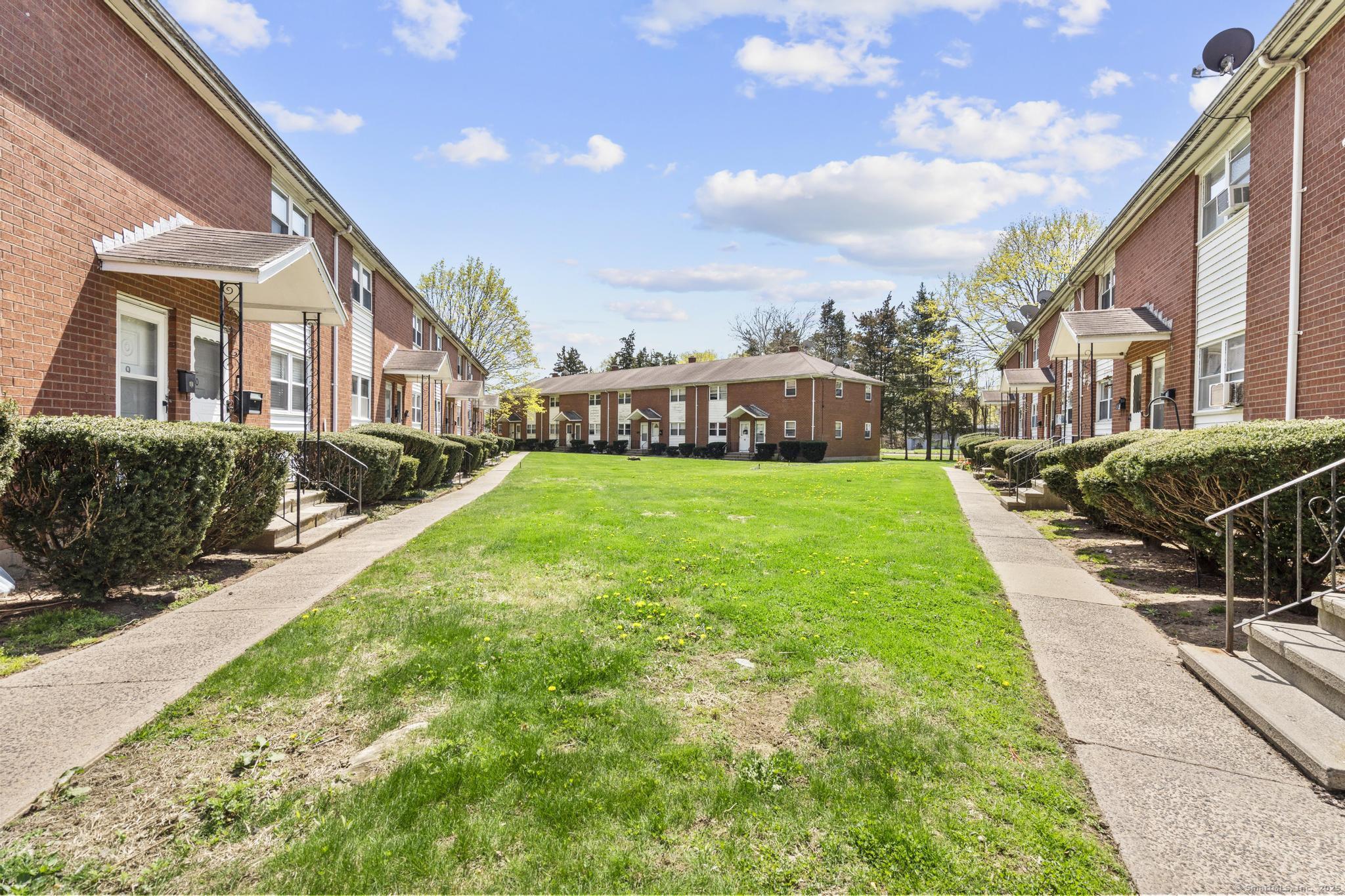 Rental Property at Saltonstall Parkway A20, East Haven, Connecticut - Bedrooms: 3 
Bathrooms: 2 
Rooms: 5  - $2,300 MO.