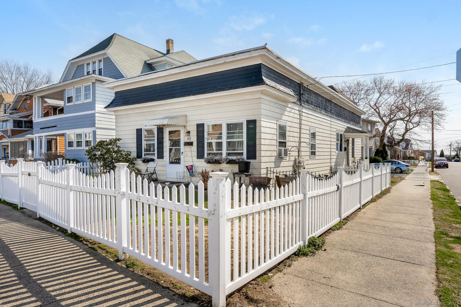 Grovers Avenue, Bridgeport, Connecticut - 3 Bedrooms  
2 Bathrooms  
8 Rooms - 