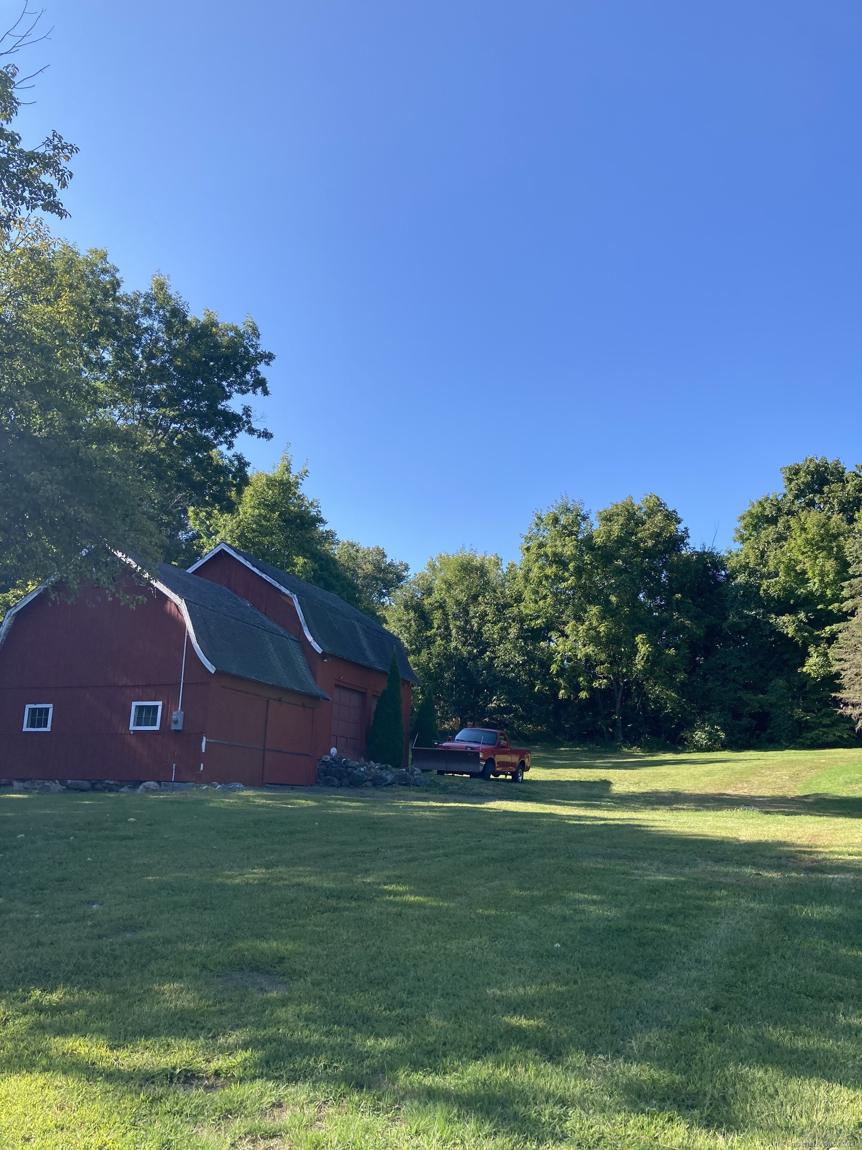 28 Pine Hollow Drive