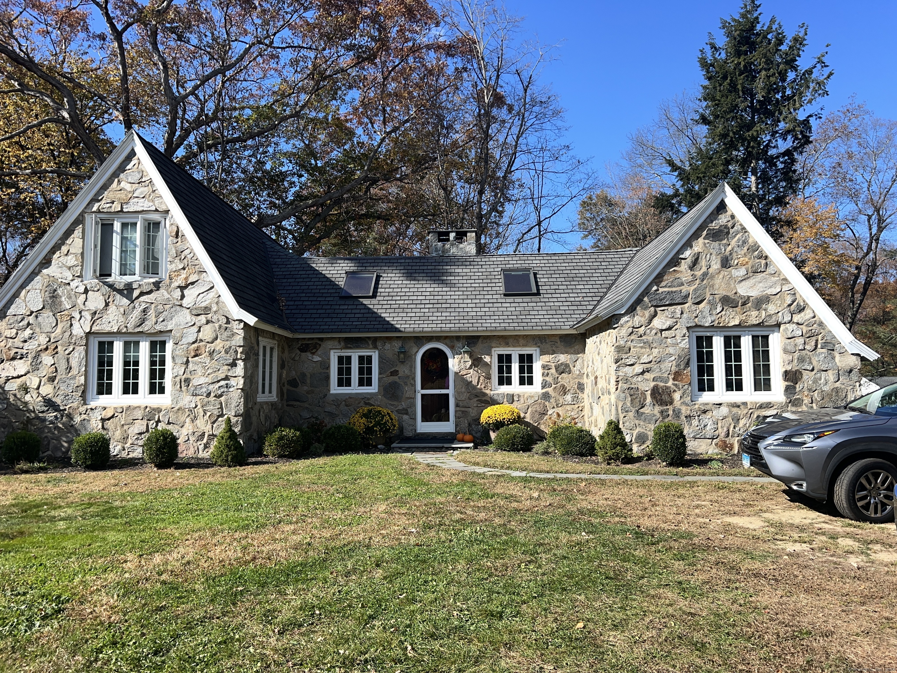 Rental Property at 76 Lyons Plain Road, Weston, Connecticut - Bedrooms: 4 
Bathrooms: 2 
Rooms: 7  - $5,995 MO.