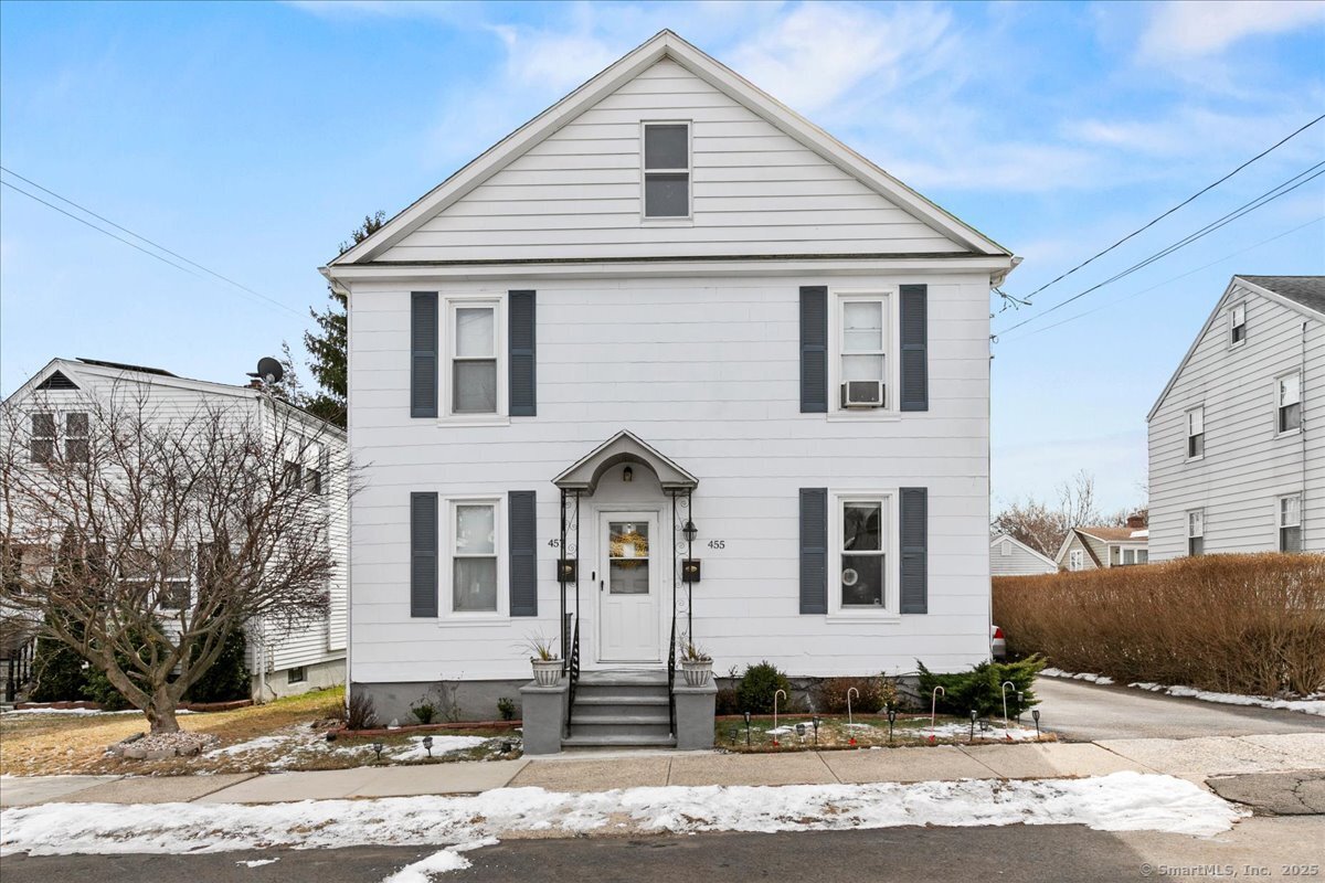 Clark Street, Bridgeport, Connecticut - 2 Bedrooms  
1 Bathrooms  
5 Rooms - 