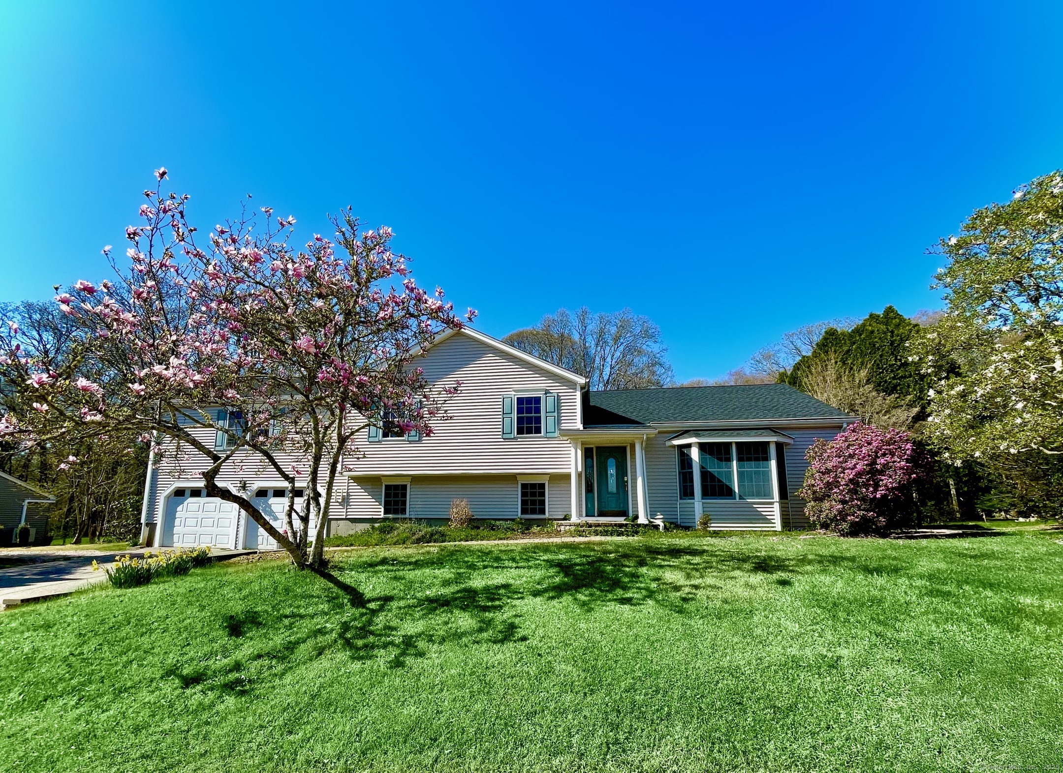 Renee Drive, Stonington, Connecticut - 3 Bedrooms  
3 Bathrooms  
8 Rooms - 