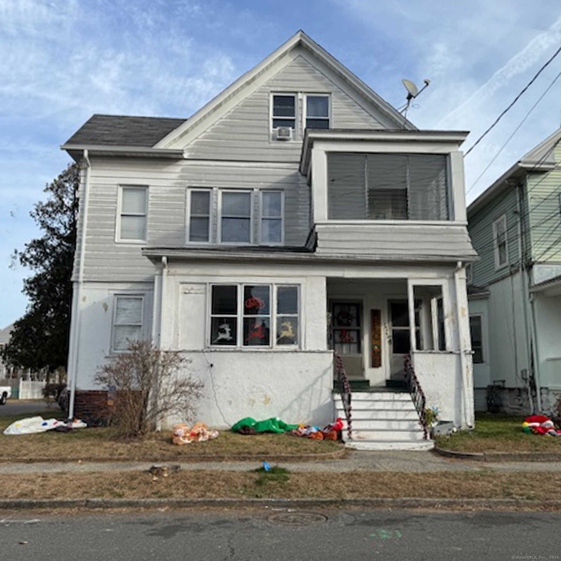 135 East Avenue, West Haven, Connecticut - 5 Bedrooms  
3 Bathrooms  
16 Rooms - 