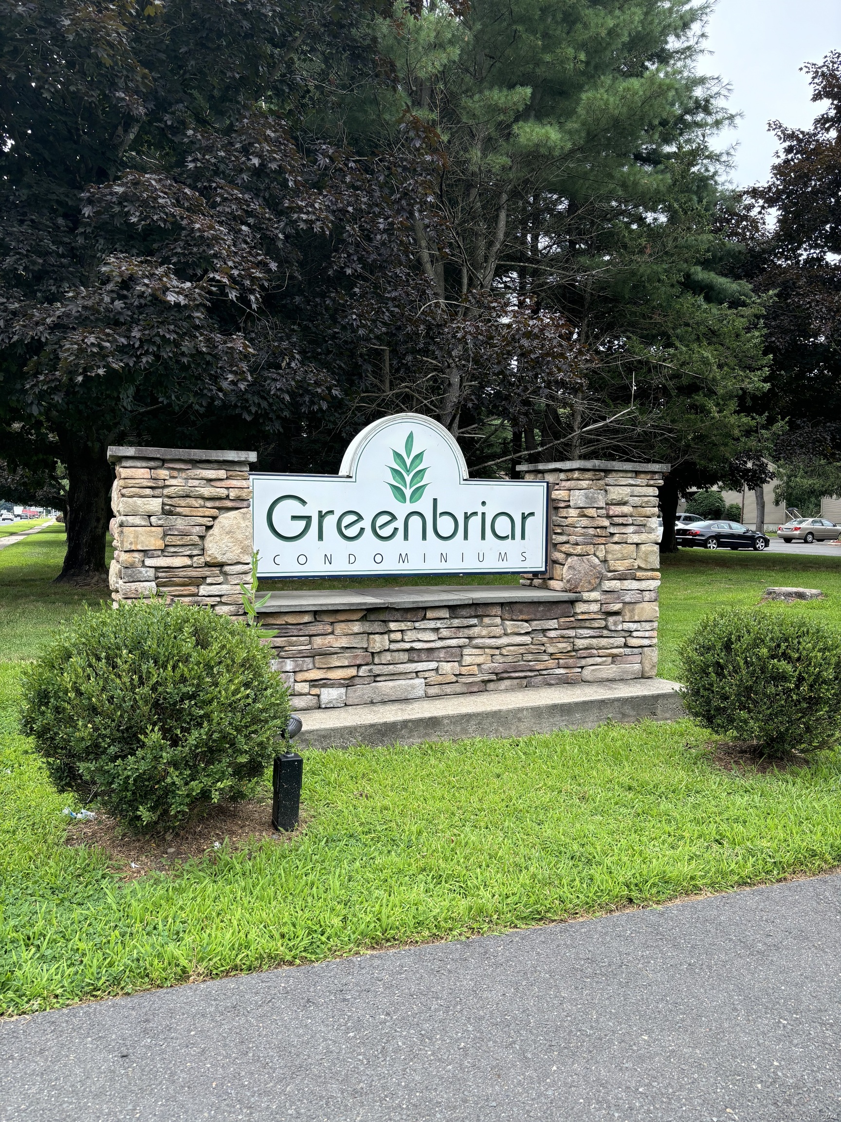 Rental Property at 20 Greenbriar Drive, Farmington, Connecticut - Bedrooms: 2 
Bathrooms: 3 
Rooms: 5  - $2,600 MO.