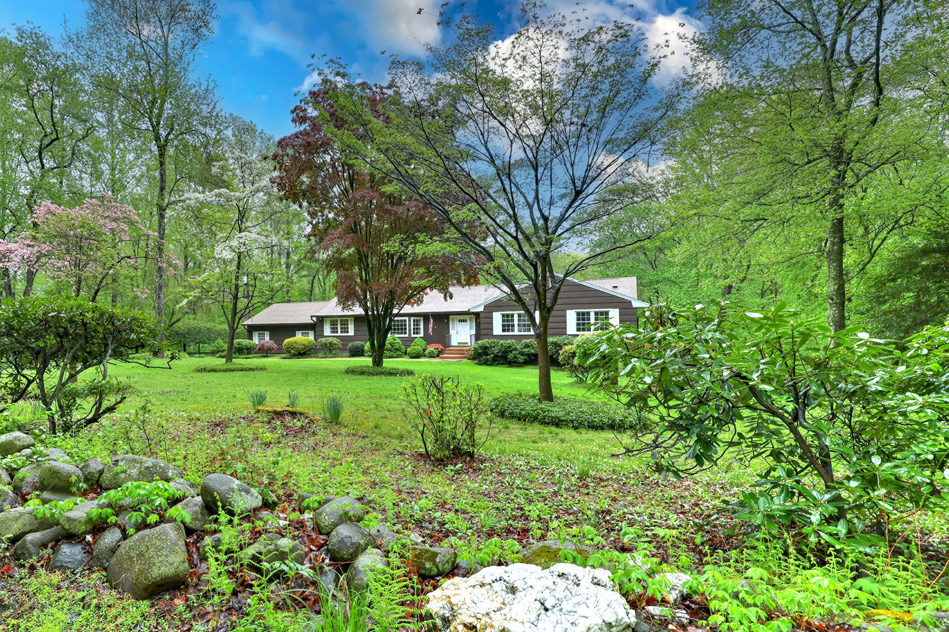 Pease Road, Woodbridge, Connecticut - 3 Bedrooms  
3 Bathrooms  
7 Rooms - 