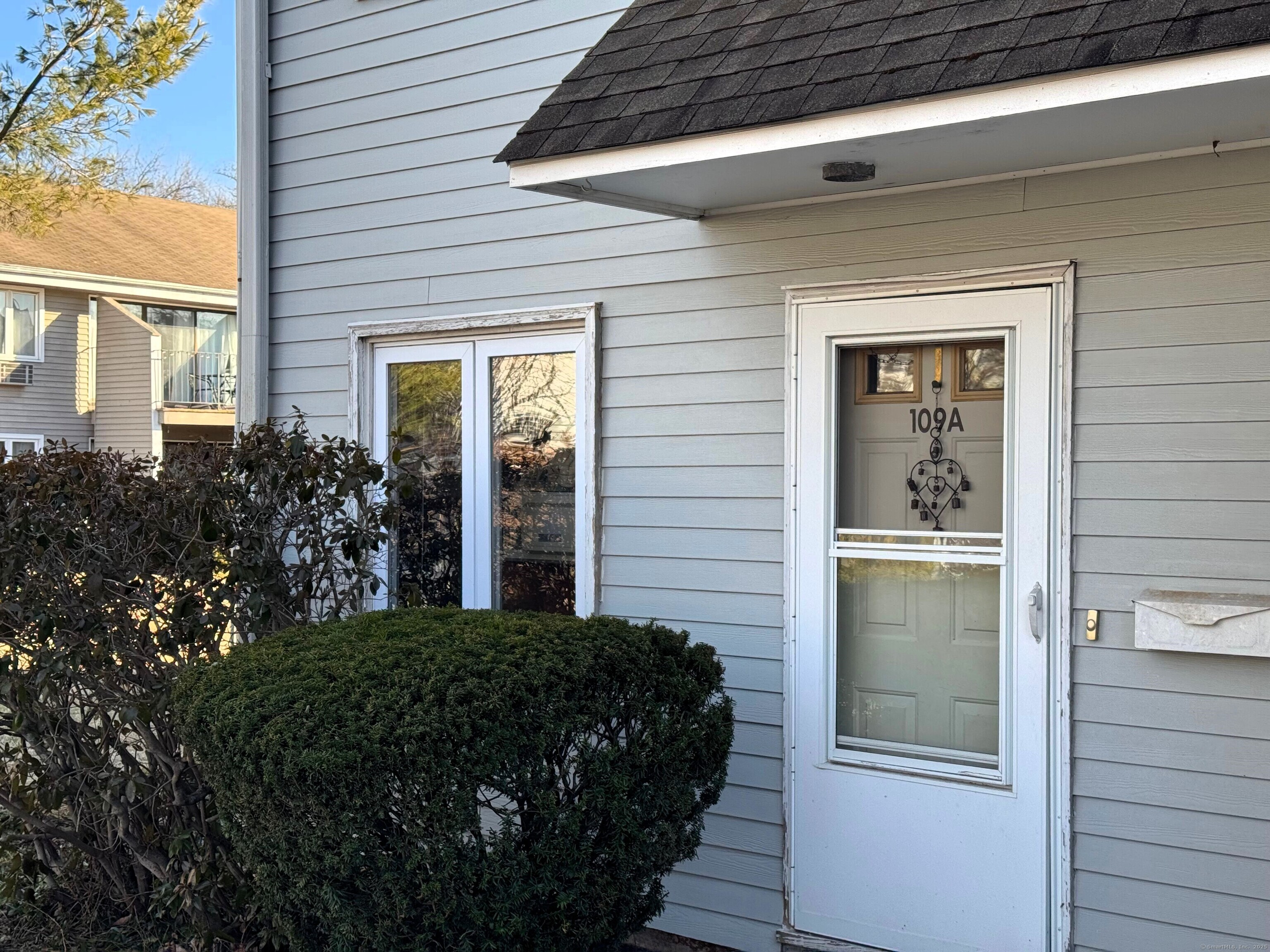 Florence Road A, Branford, Connecticut - 2 Bedrooms  
2 Bathrooms  
4 Rooms - 