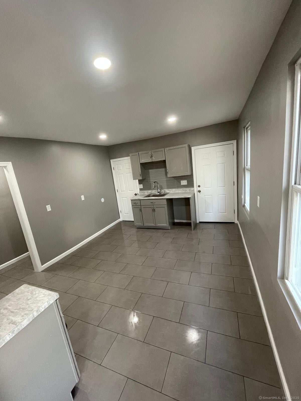 Dixwell Avenue 3, New Haven, Connecticut - 3 Bedrooms  
1 Bathrooms  
4 Rooms - 
