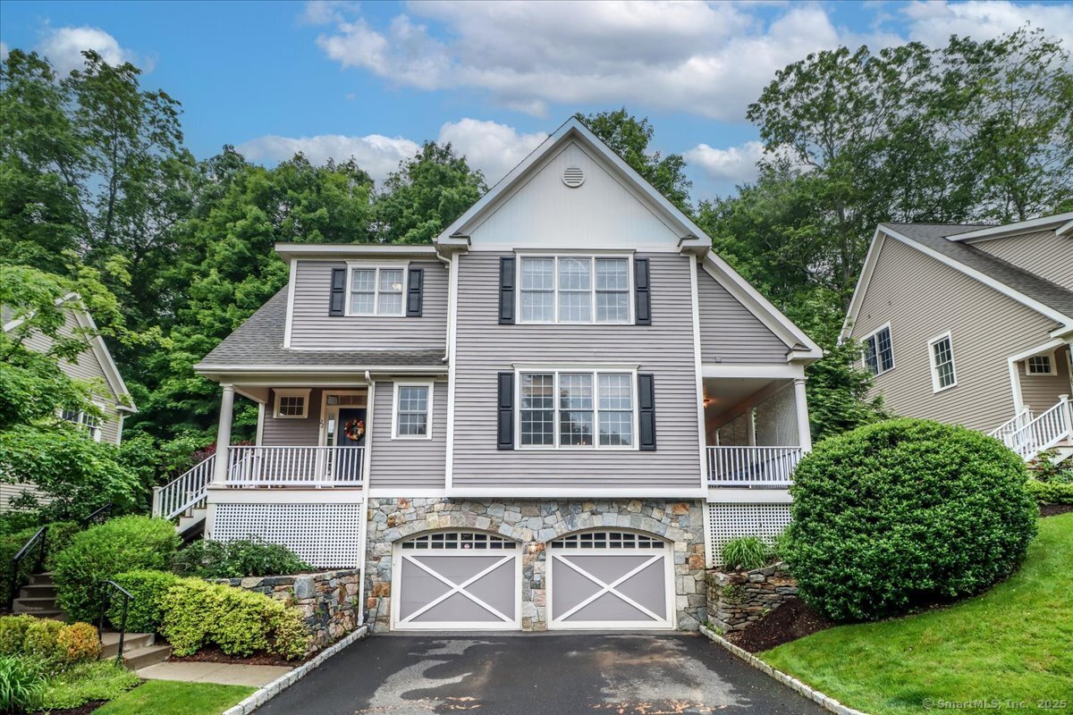 Woods Way 22, Redding, Connecticut - 3 Bedrooms  
3 Bathrooms  
6 Rooms - 