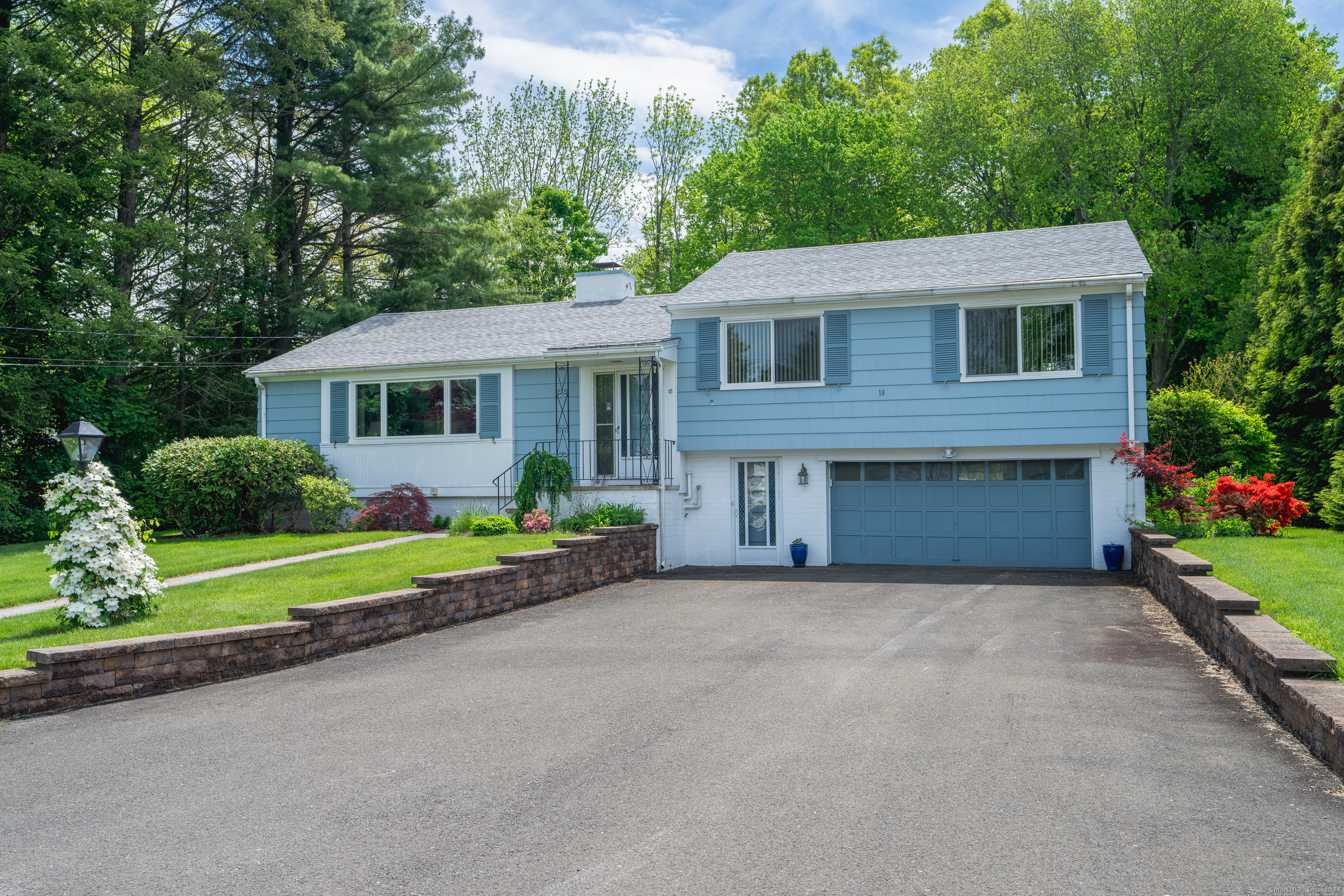Photo 1 of 18 Russell Road, North Haven, Connecticut, $469,900, Web #: 24018834