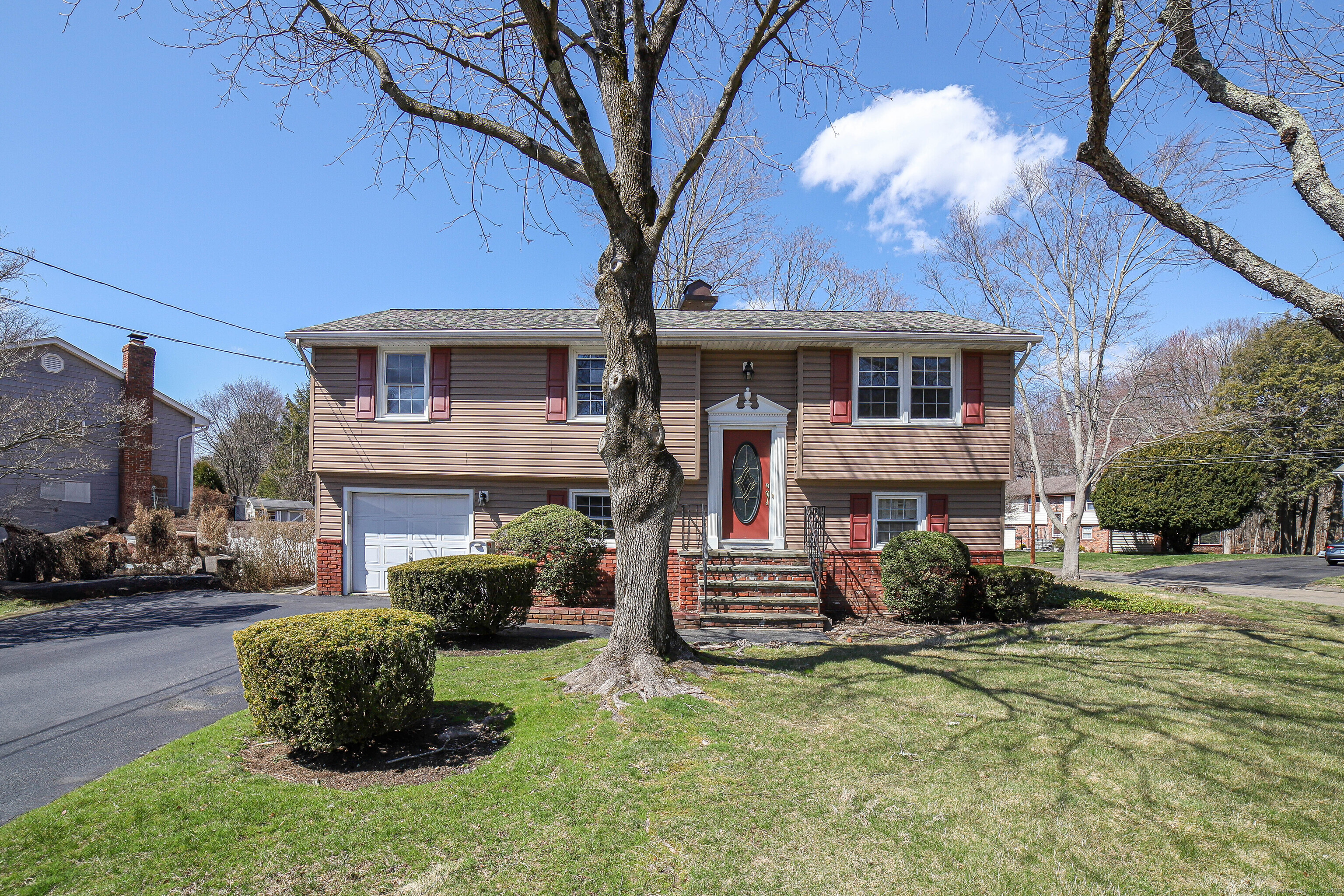 Barmore Drive, Stamford, Connecticut - 3 Bedrooms  
2 Bathrooms  
6 Rooms - 
