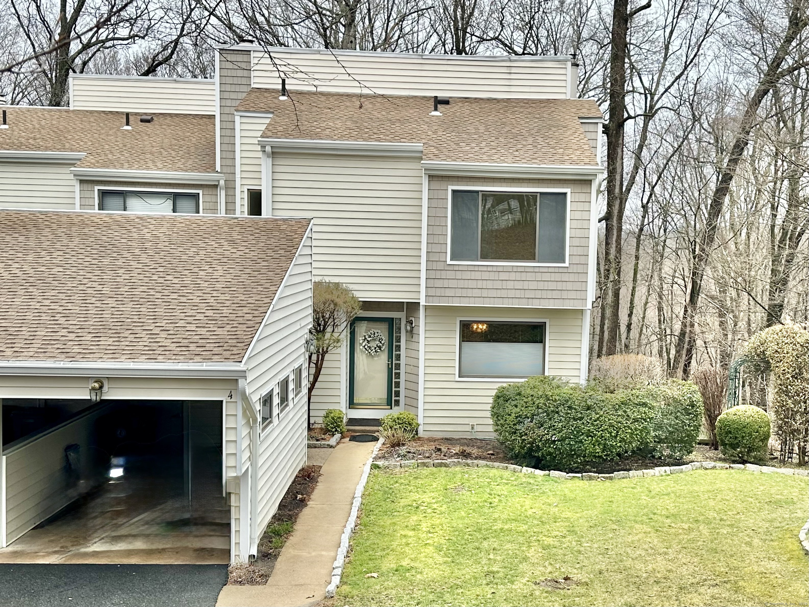 Currier Way 4, Cheshire, Connecticut - 3 Bedrooms  
3 Bathrooms  
6 Rooms - 