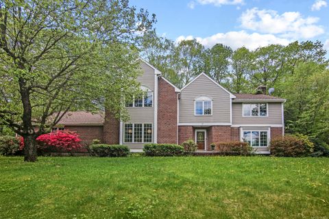 17 Fall Brook Avon CT 06001