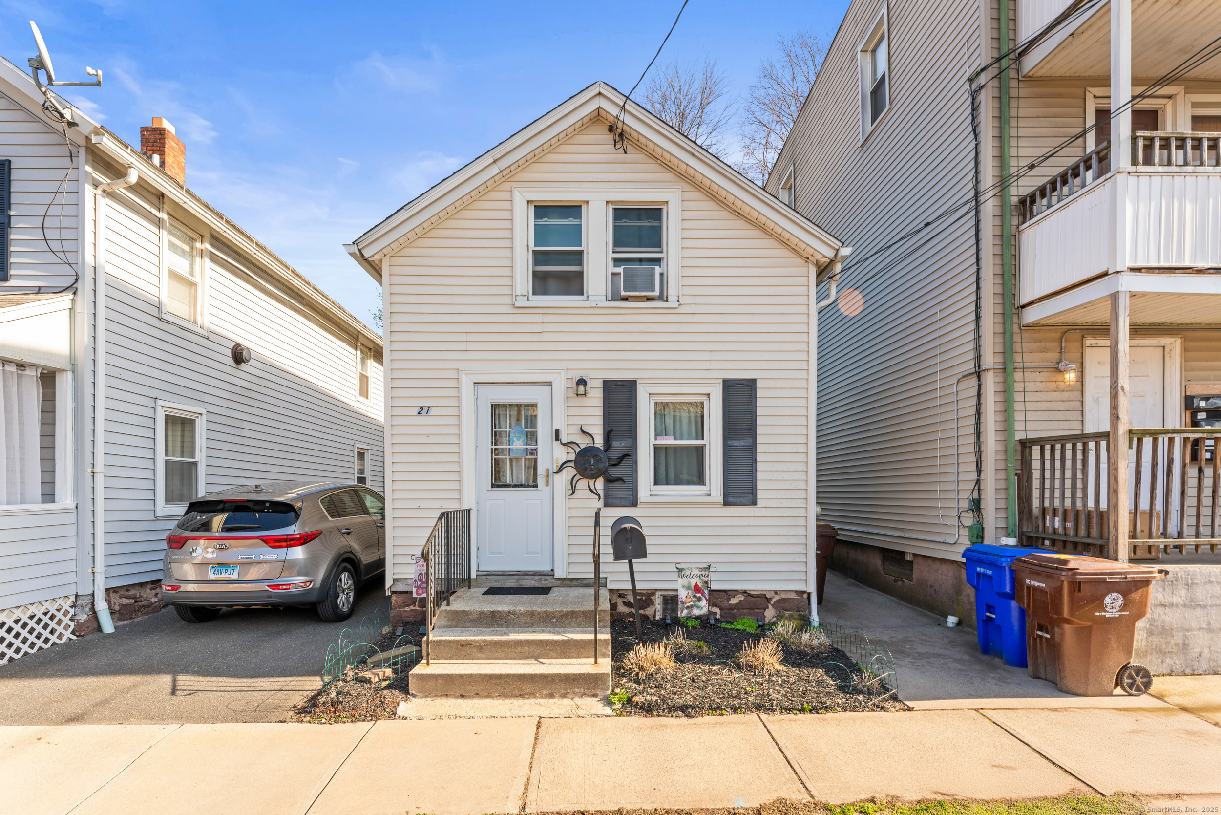 Portland Street, Middletown, Connecticut - 2 Bedrooms  
1 Bathrooms  
5 Rooms - 