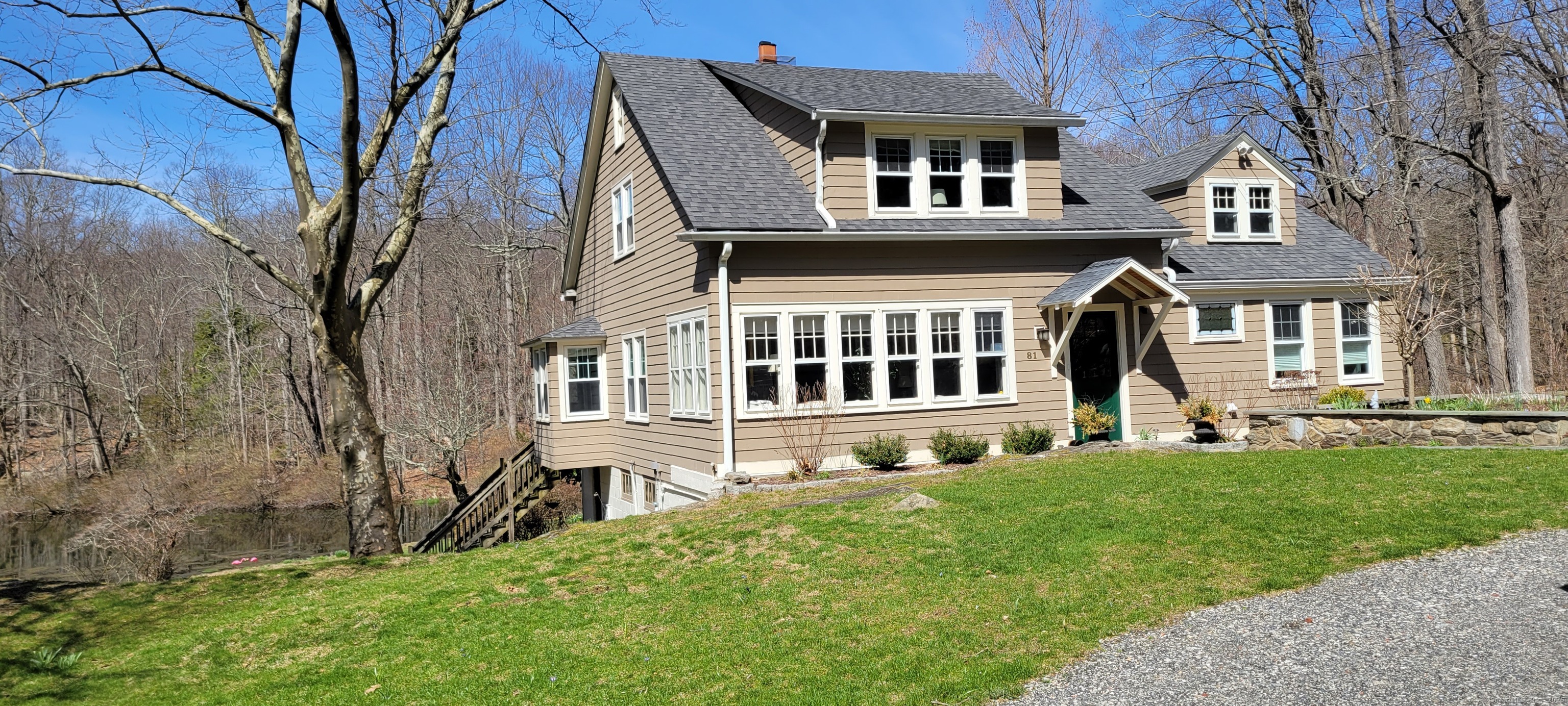 W Mountain Road, Ridgefield, Connecticut - 4 Bedrooms  
3 Bathrooms  
9 Rooms - 