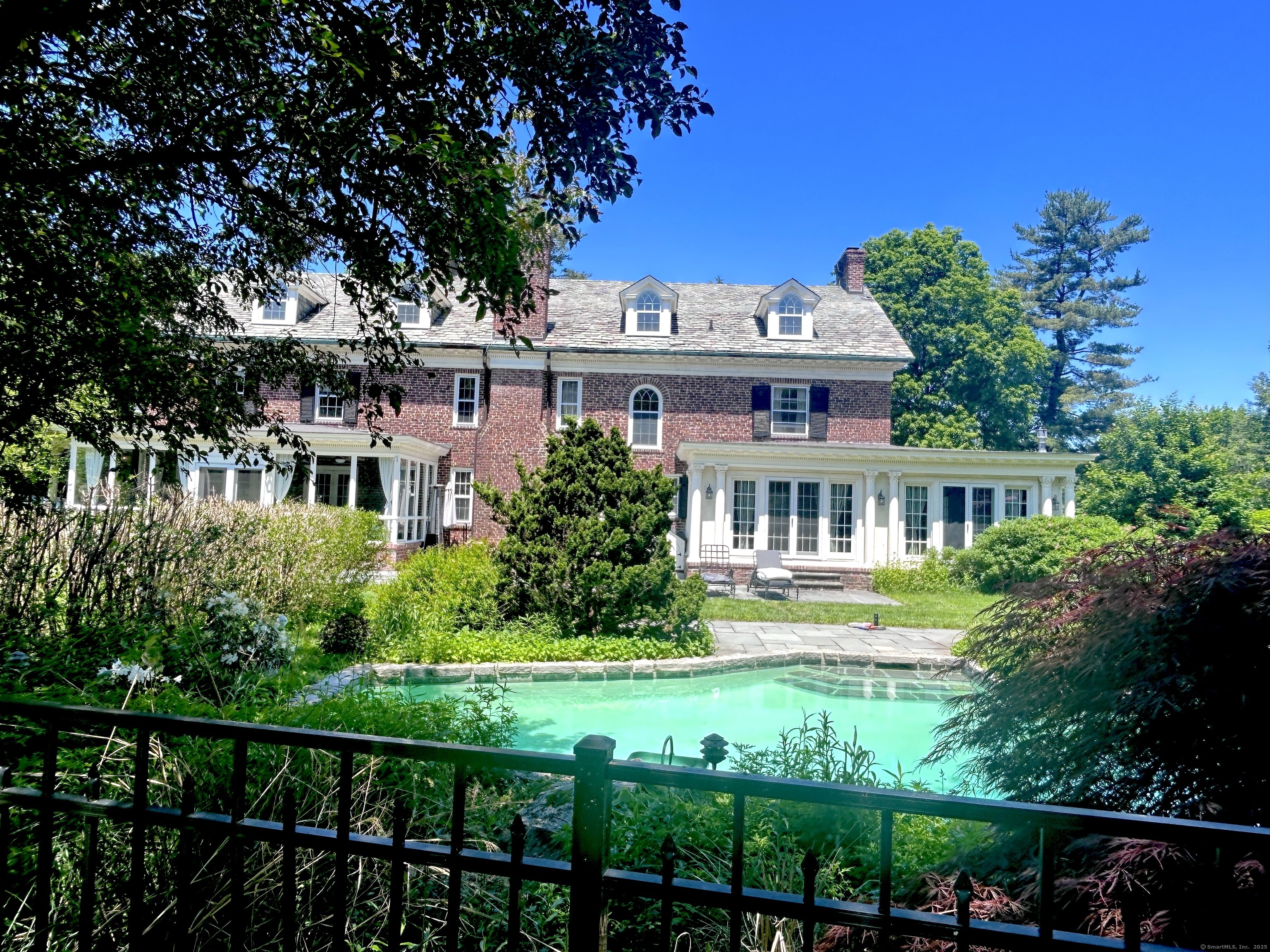 325 Woodbury Road