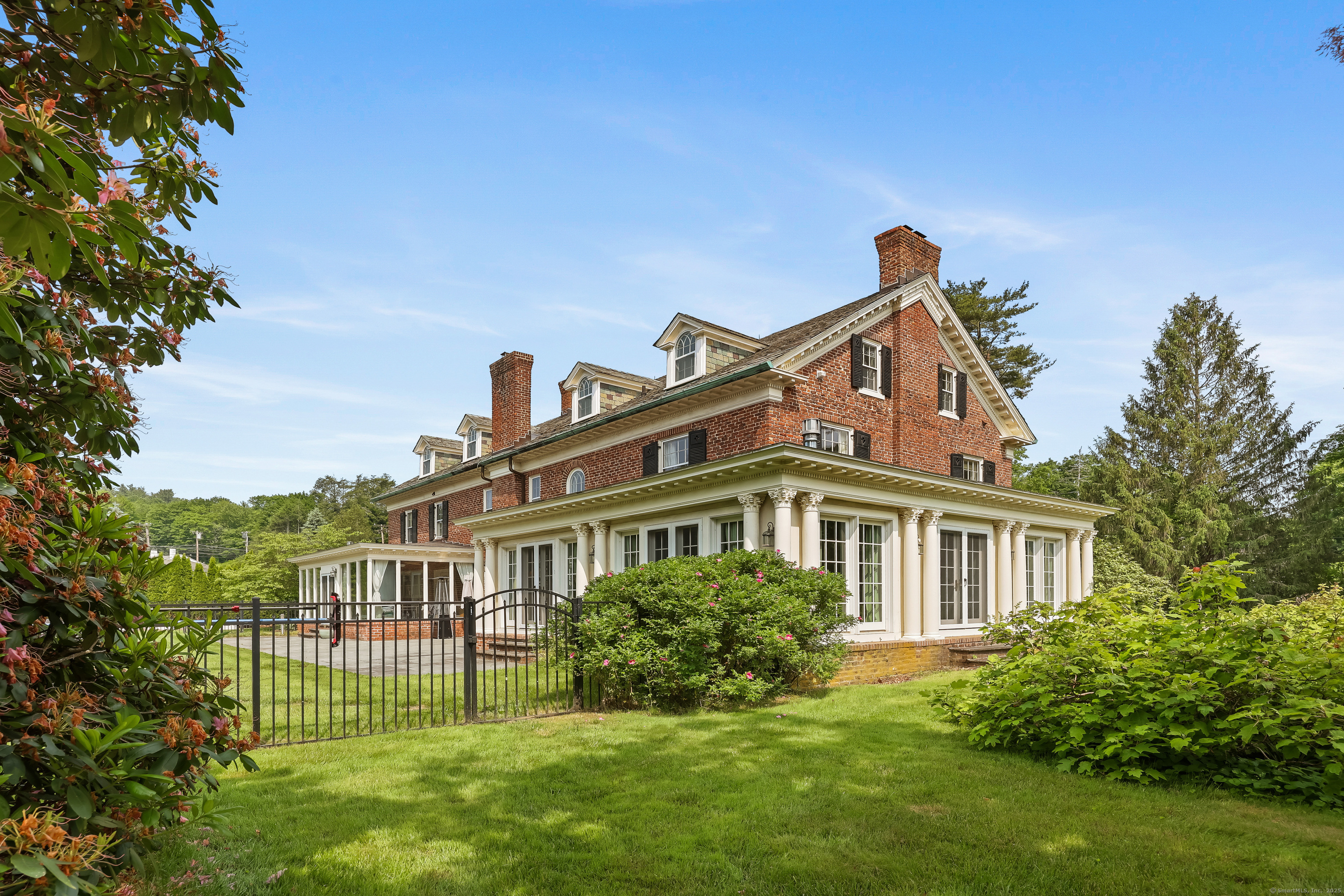 325 Woodbury Road