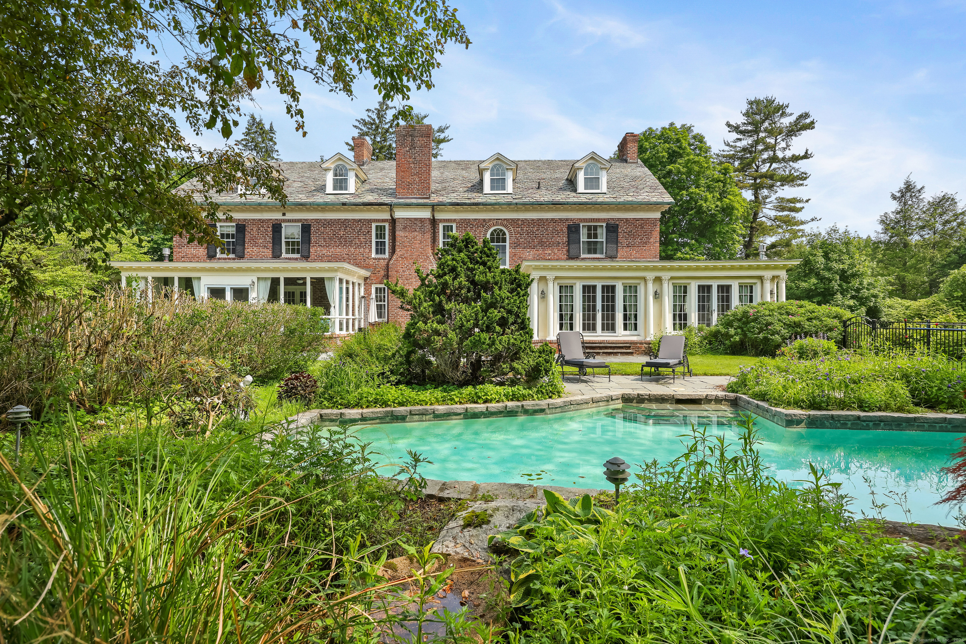 325 Woodbury Road