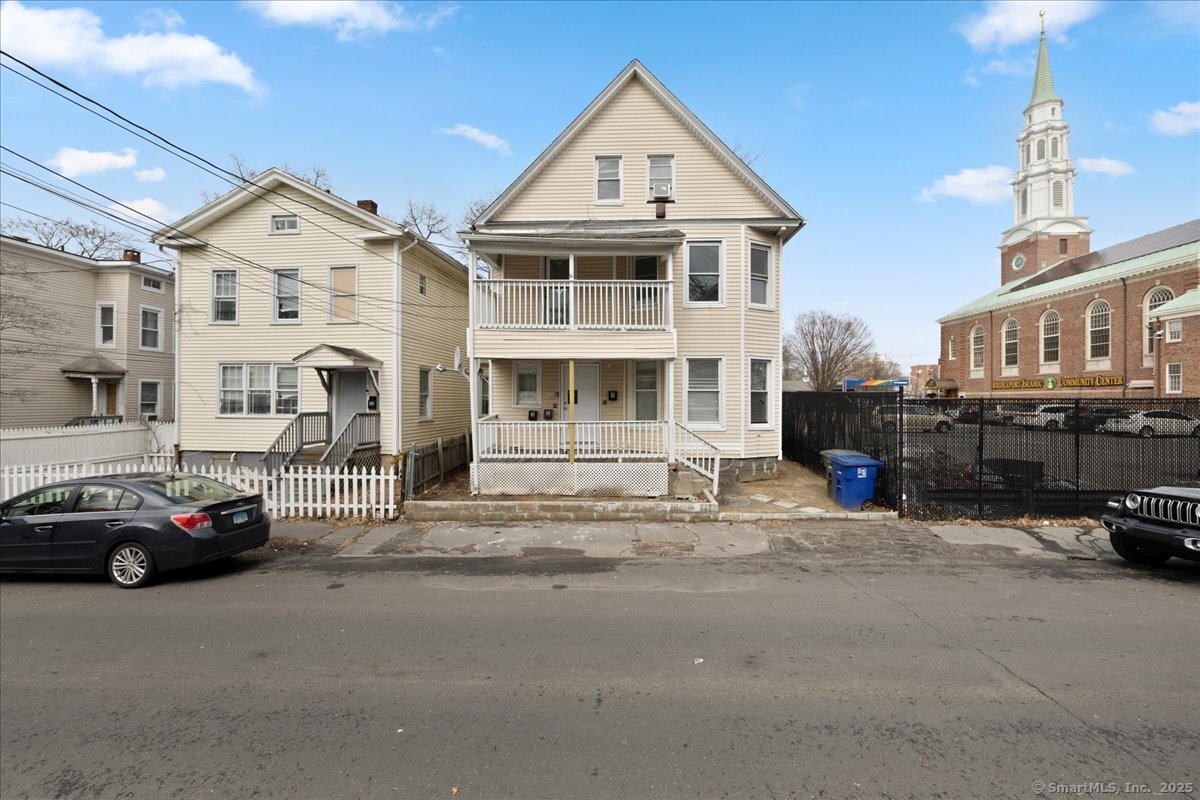 Rental Property at Hanover Street 2, Bridgeport, Connecticut - Bedrooms: 3 
Bathrooms: 1 
Rooms: 6  - $2,350 MO.