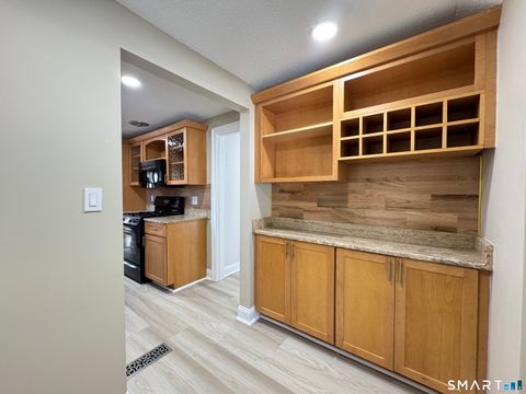 Tiny photo for 2 Highland Square #2, Avon, CT 06001 (MLS # 24155539)