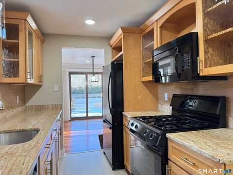 Tiny photo for 2 Highland Square #2, Avon, CT 06001 (MLS # 24155539)