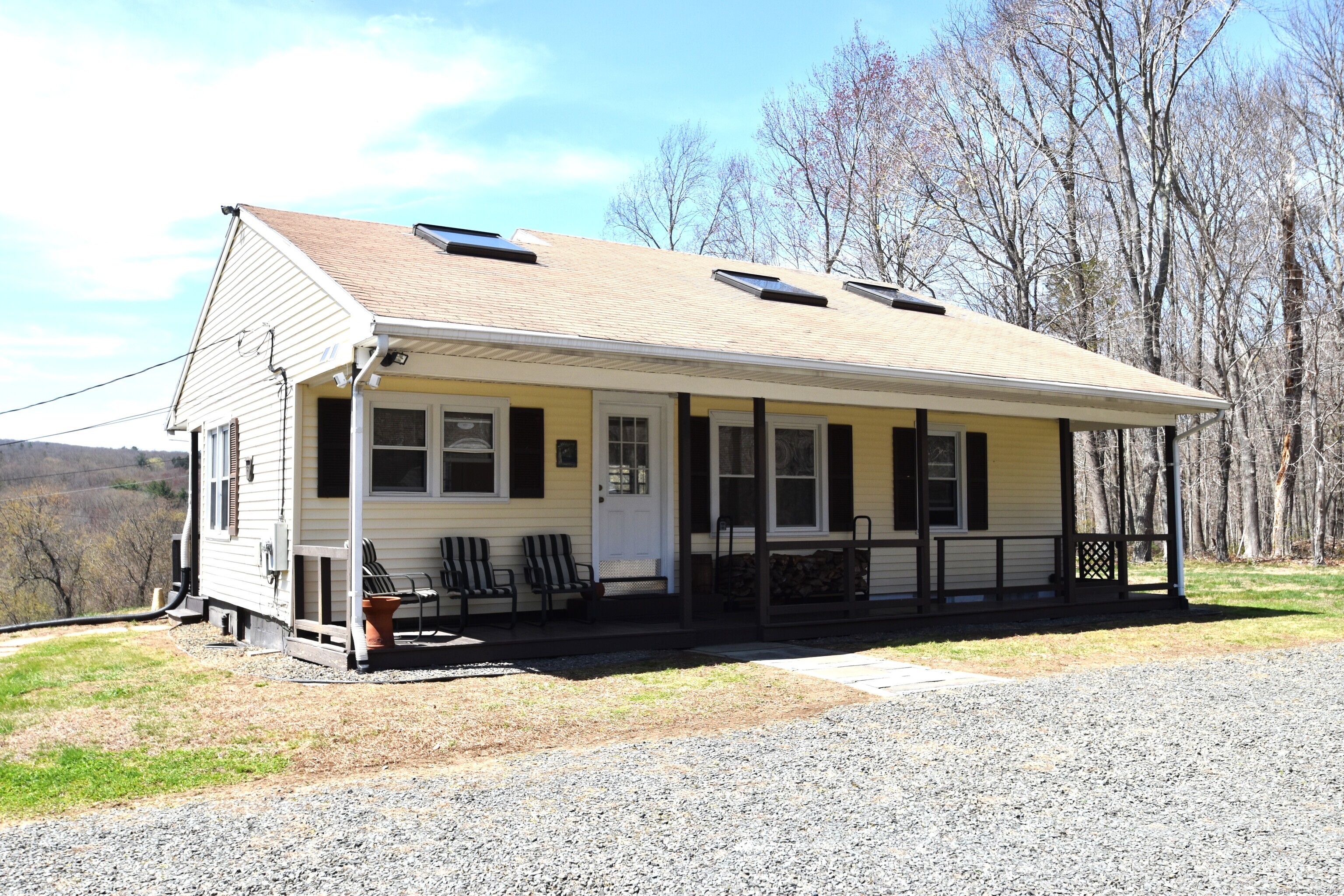Neffs Corner Road, Haddam, Connecticut - 2 Bedrooms  
2 Bathrooms  
4 Rooms - 