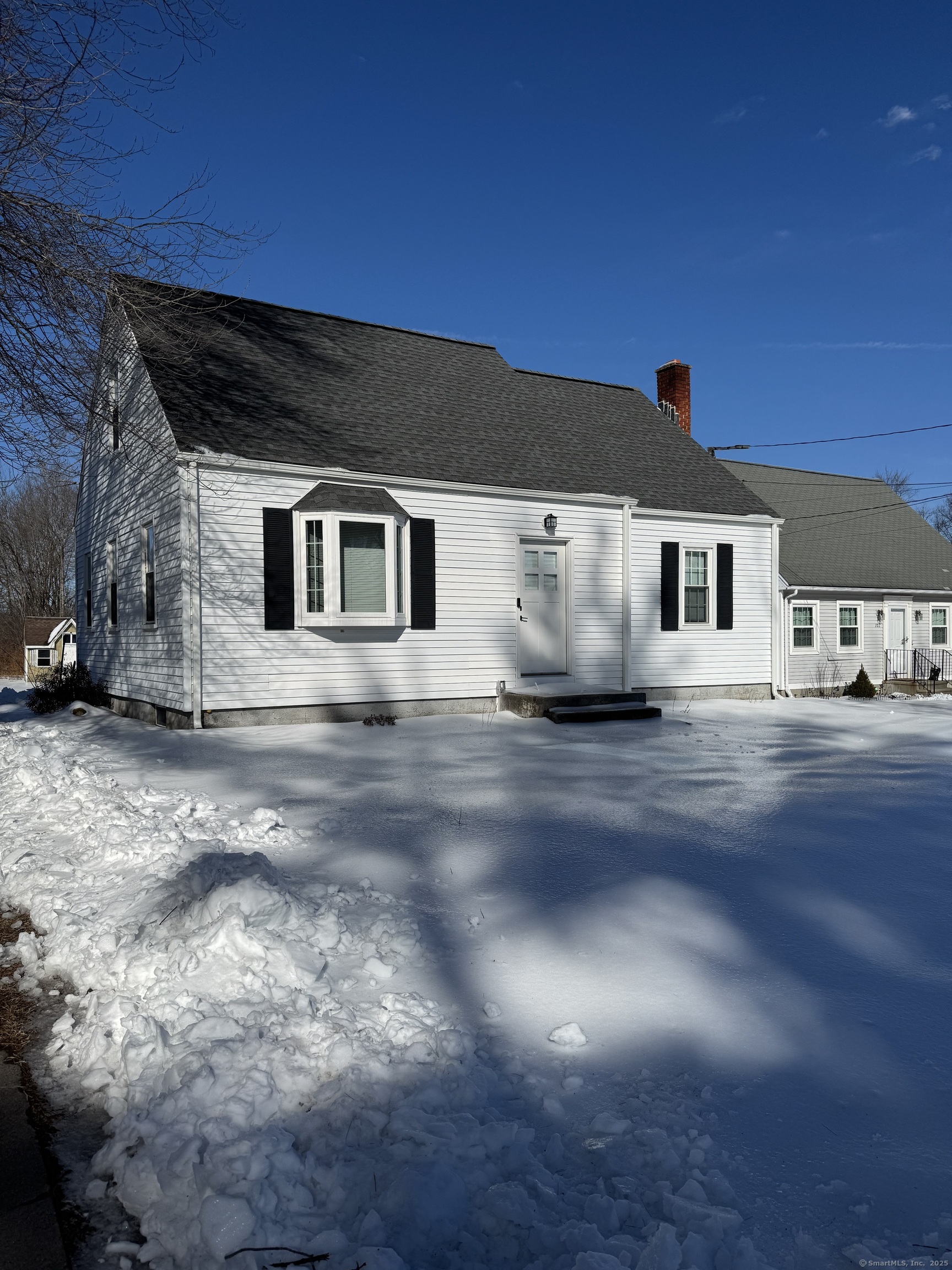 South Road, Enfield, Connecticut - 3 Bedrooms  
1 Bathrooms  
6 Rooms - 