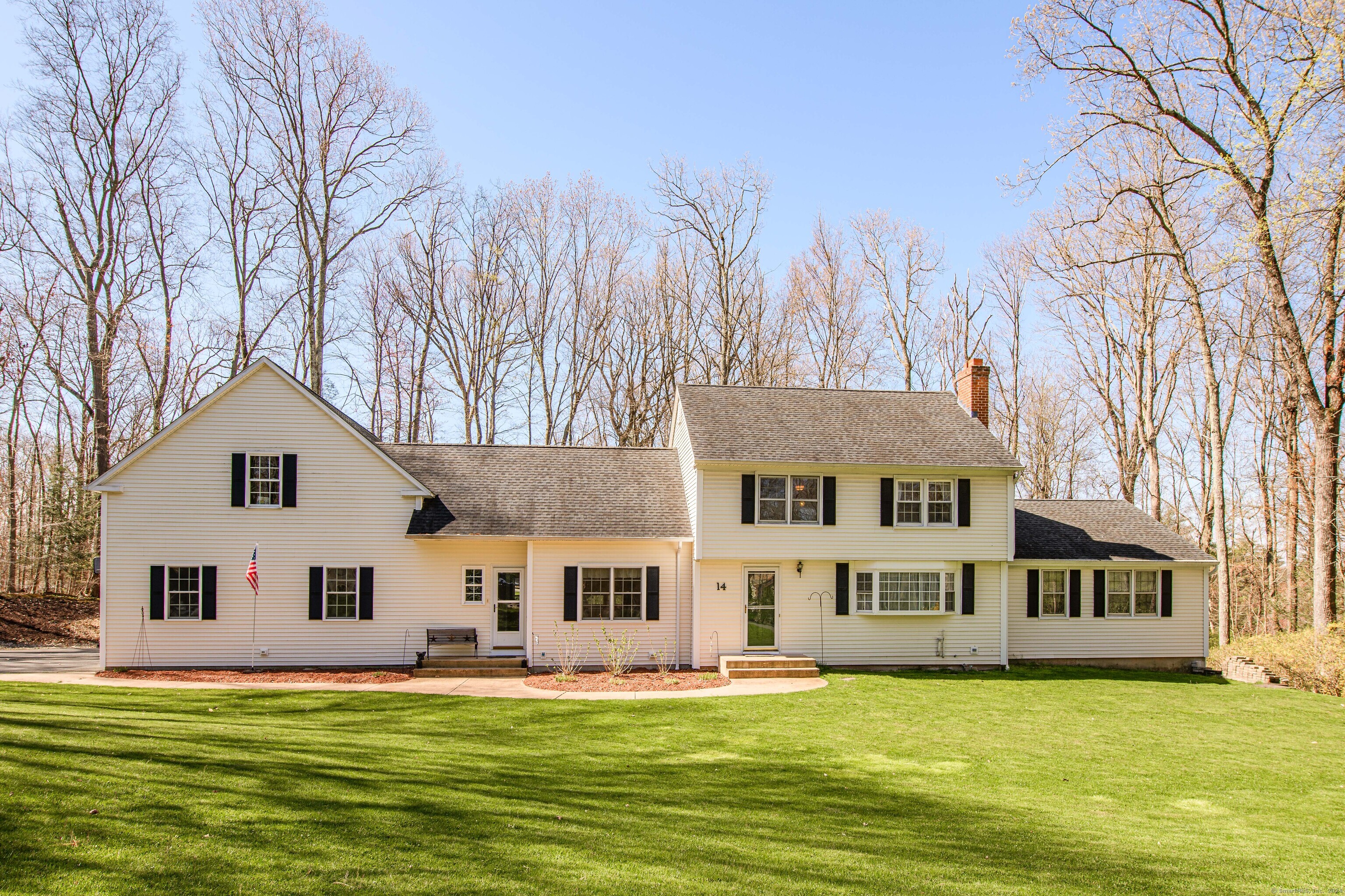 Property for Sale at 14 Woodcliff Drive, Simsbury, Connecticut - Bedrooms: 4 
Bathrooms: 3.5 
Rooms: 8  - $539,900