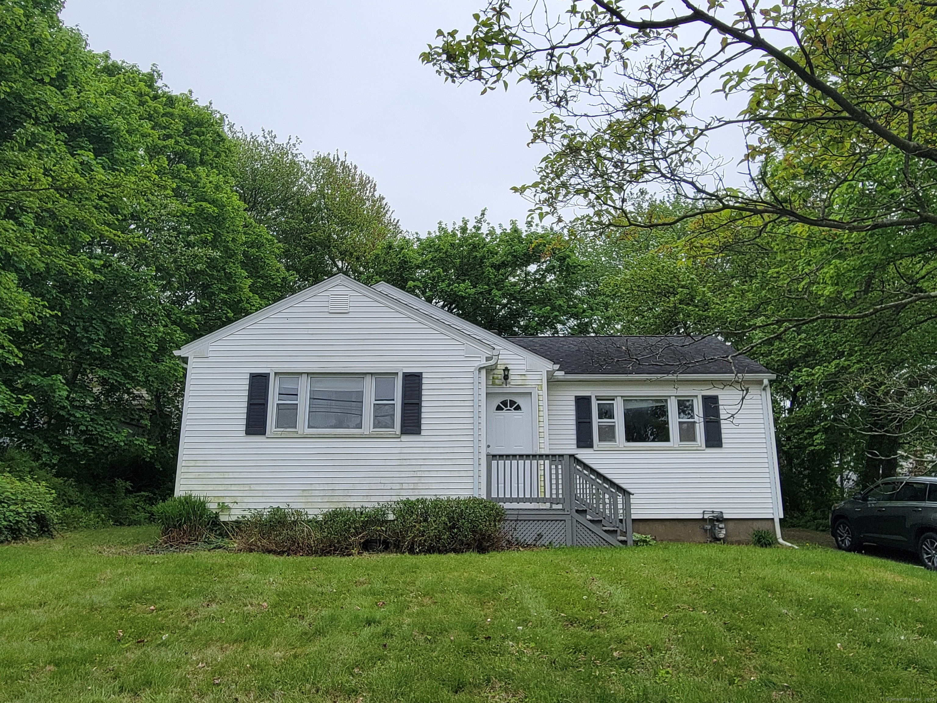 New Haven Avenue, Milford, Connecticut - 2 Bedrooms  
1 Bathrooms  
5 Rooms - 