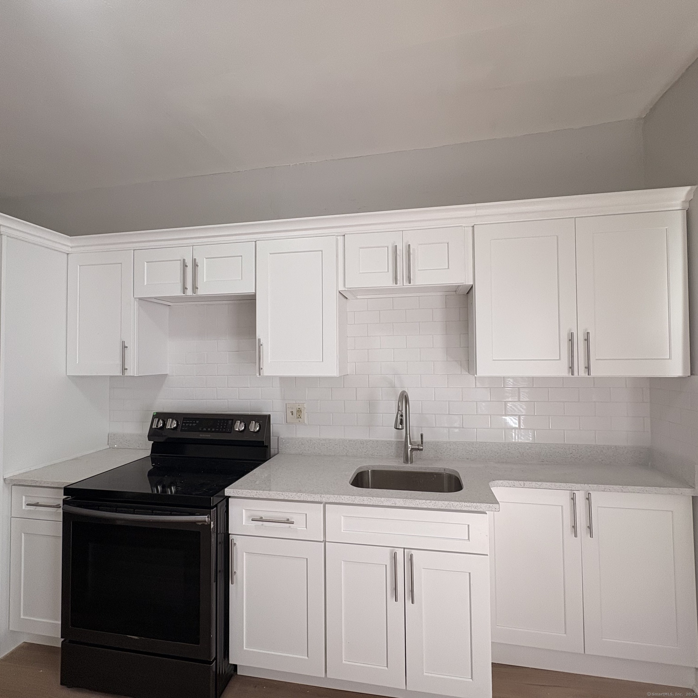 Bristol, Connecticut 06010, United States, 2 Bedrooms Bedrooms, ,1 BathroomBathrooms,Residential,Pending,184764