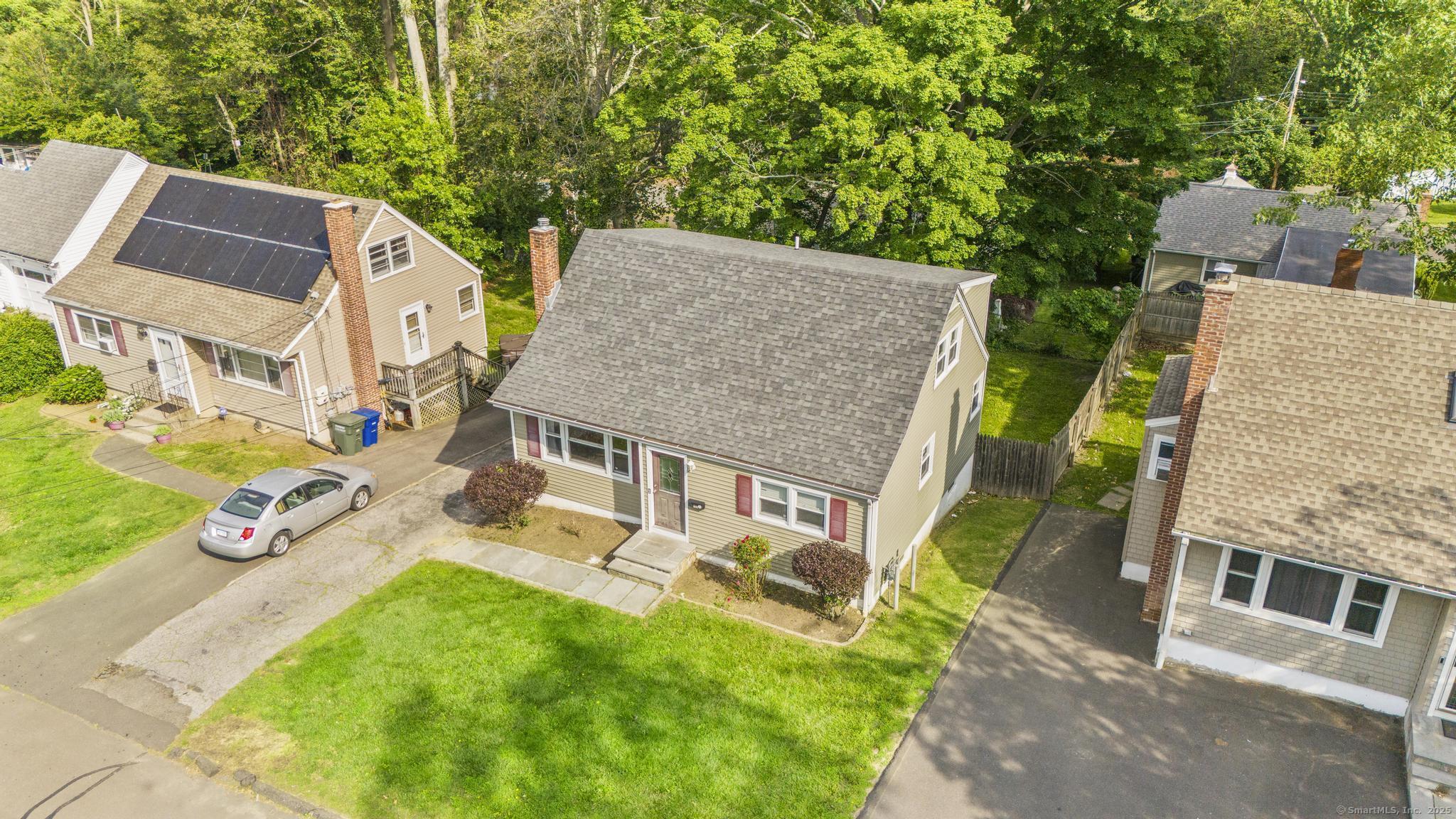 Ashton Street, Bridgeport, Connecticut - 5 Bedrooms  
3 Bathrooms  
6 Rooms - 
